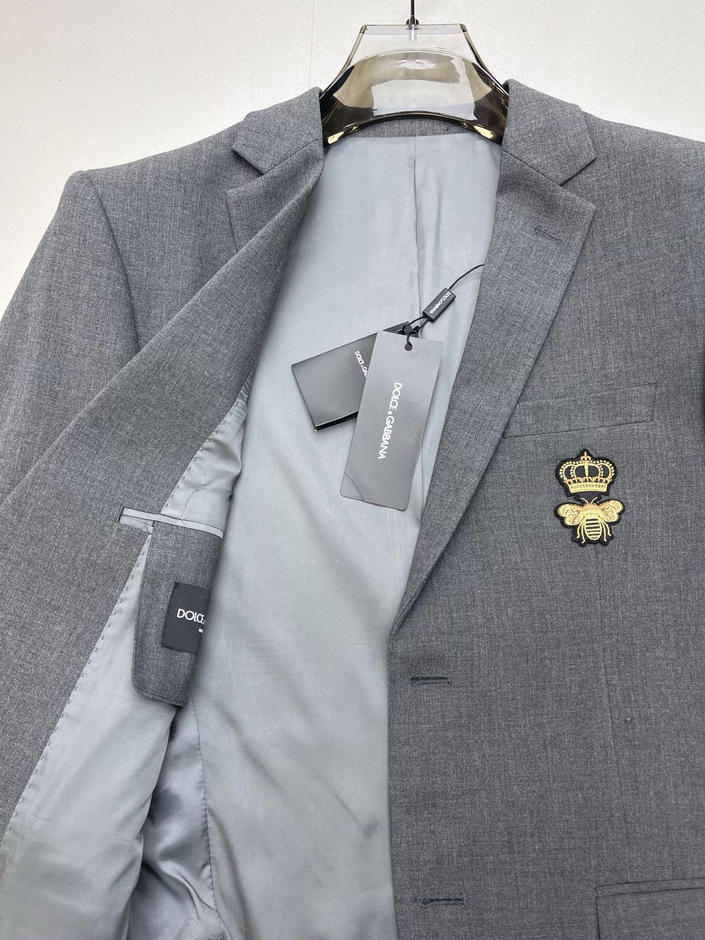 一套 D&G*杜嘉班纳2新款男士色纺商务套西！超高端顶尖一线成衣手工系列，西装领域里的佼佼者，世界公认的