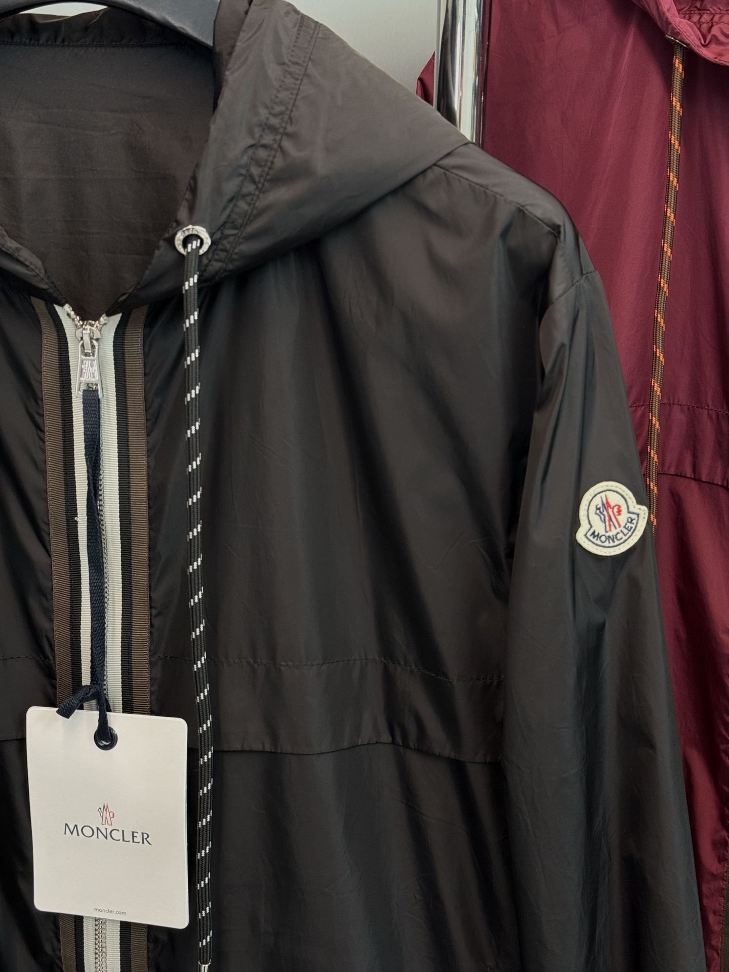 Moncler 蒙口2026春季男士夹克，酒红&黑色可选，轻薄防风面料，连帽+双向拉链设计，穿脱超方便！胸前品牌徽章超有