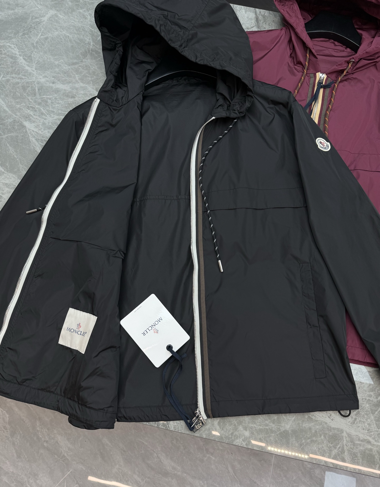 Moncler 蒙口2026春季男士夹克，酒红&黑色可选，轻薄防风面料，连帽+双向拉链设计，穿脱超方便！胸前品牌徽章超有