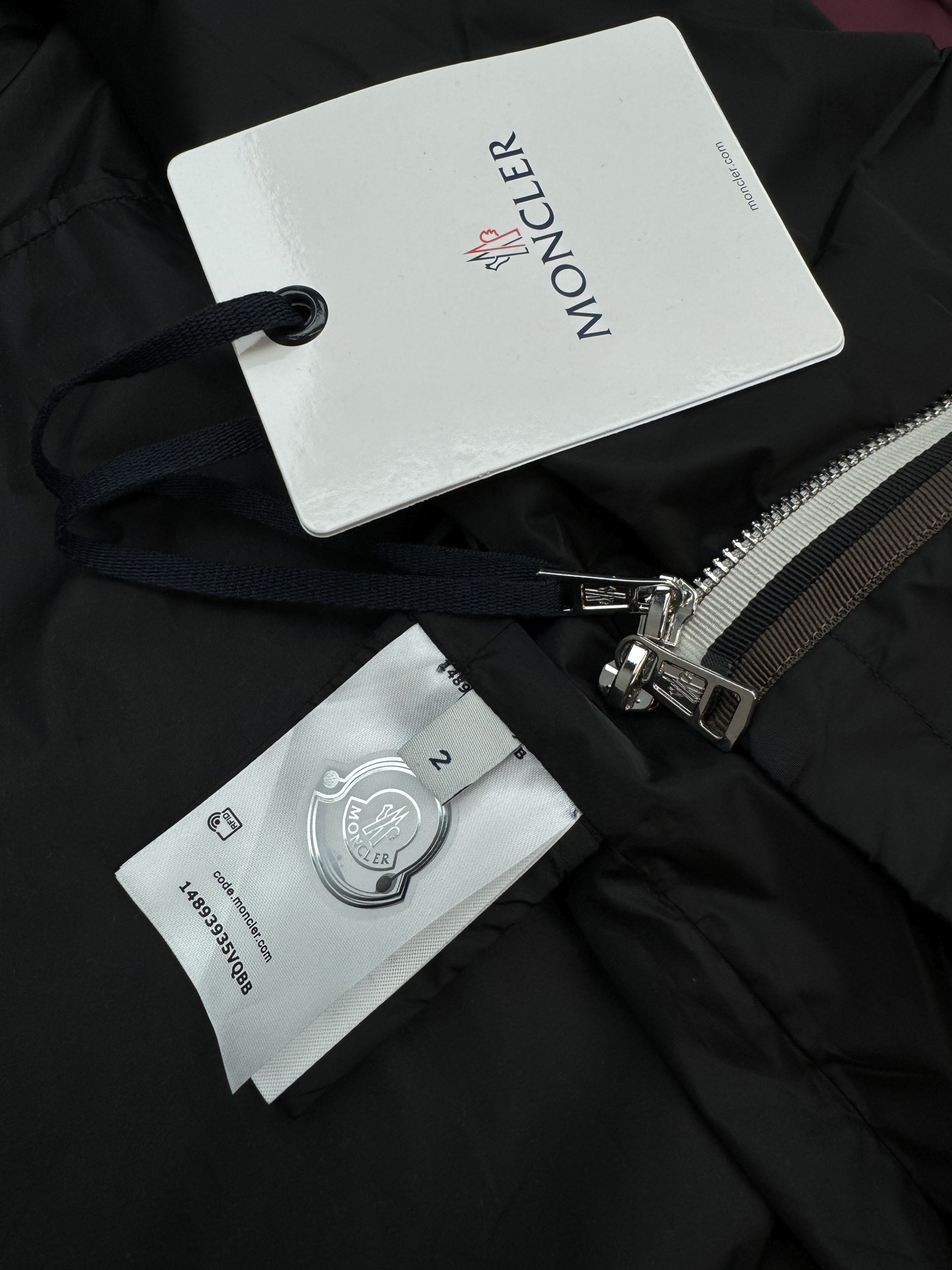 Moncler 蒙口2026春季男士夹克，酒红&黑色可选，轻薄防风面料，连帽+双向拉链设计，穿脱超方便！胸前品牌徽章超有