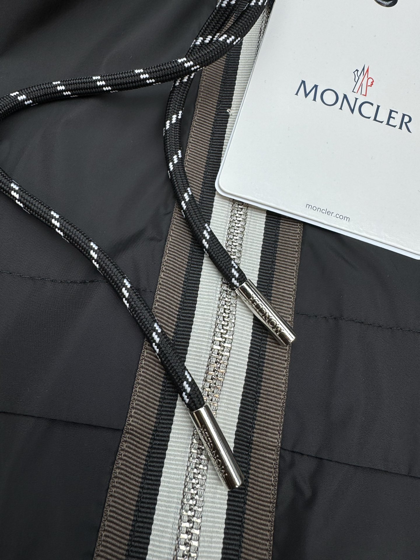 Moncler 蒙口2026春季男士夹克，酒红&黑色可选，轻薄防风面料，连帽+双向拉链设计，穿脱超方便！胸前品牌徽章超有