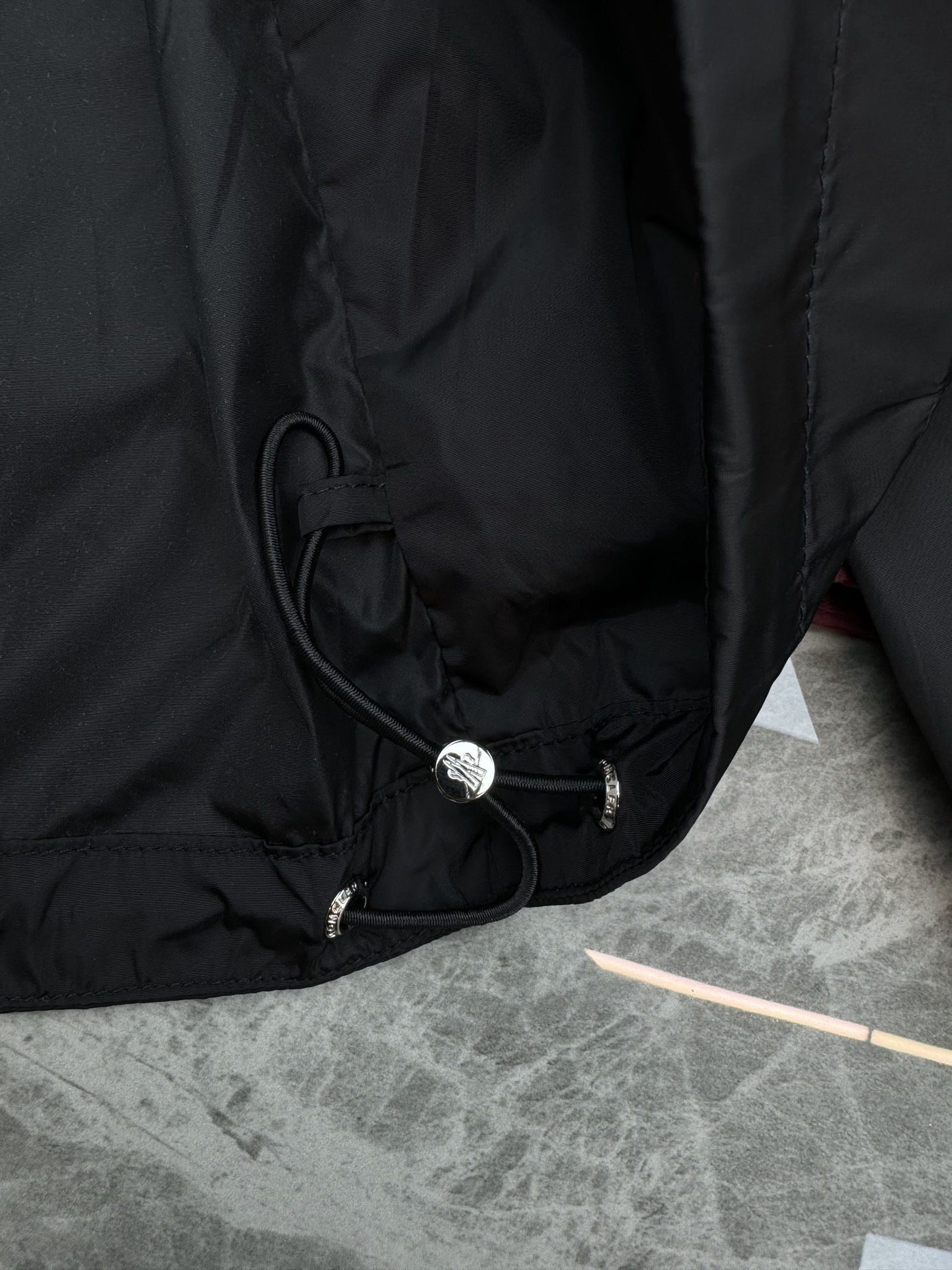 Moncler 蒙口2026春季男士夹克，酒红&黑色可选，轻薄防风面料，连帽+双向拉链设计，穿脱超方便！胸前品牌徽章超有