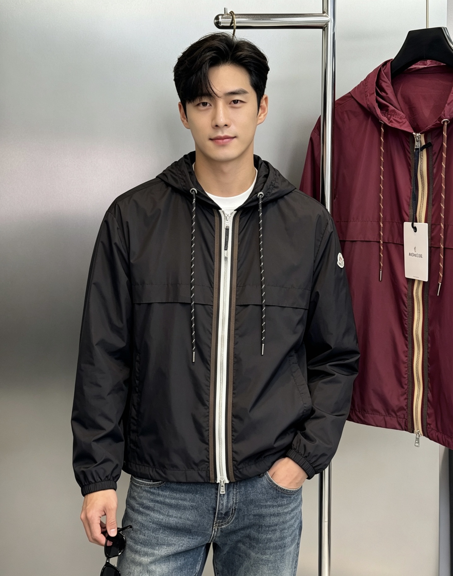 Moncler 蒙口2026春季男士夹克，酒红&黑色可选，轻薄防风面料，连帽+双向拉链设计，穿脱超方便！胸前品牌徽章超有