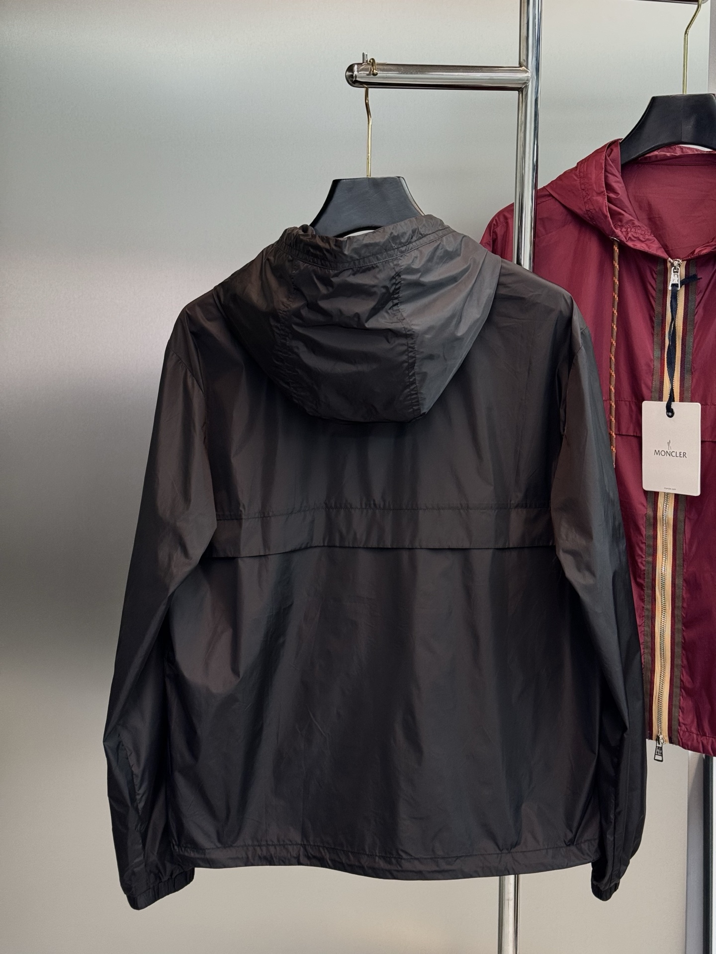 Moncler 蒙口2026春季男士夹克，酒红&黑色可选，轻薄防风面料，连帽+双向拉链设计，穿脱超方便！胸前品牌徽章超有