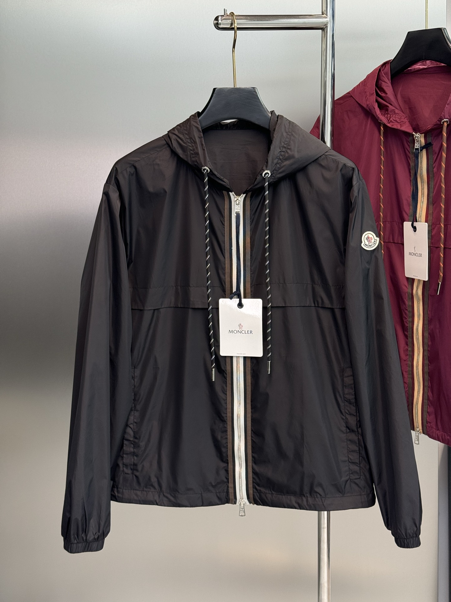 Moncler 蒙口2026春季男士夹克，酒红&黑色可选，轻薄防风面料，连帽+双向拉链设计，穿脱超方便！胸前品牌徽章超有