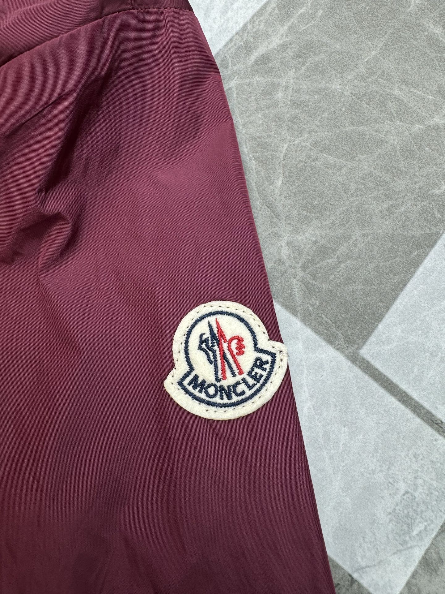 Moncler 蒙口2026春季男士夹克，酒红&黑色可选，轻薄防风面料，连帽+双向拉链设计，穿脱超方便！胸前品牌徽章超有