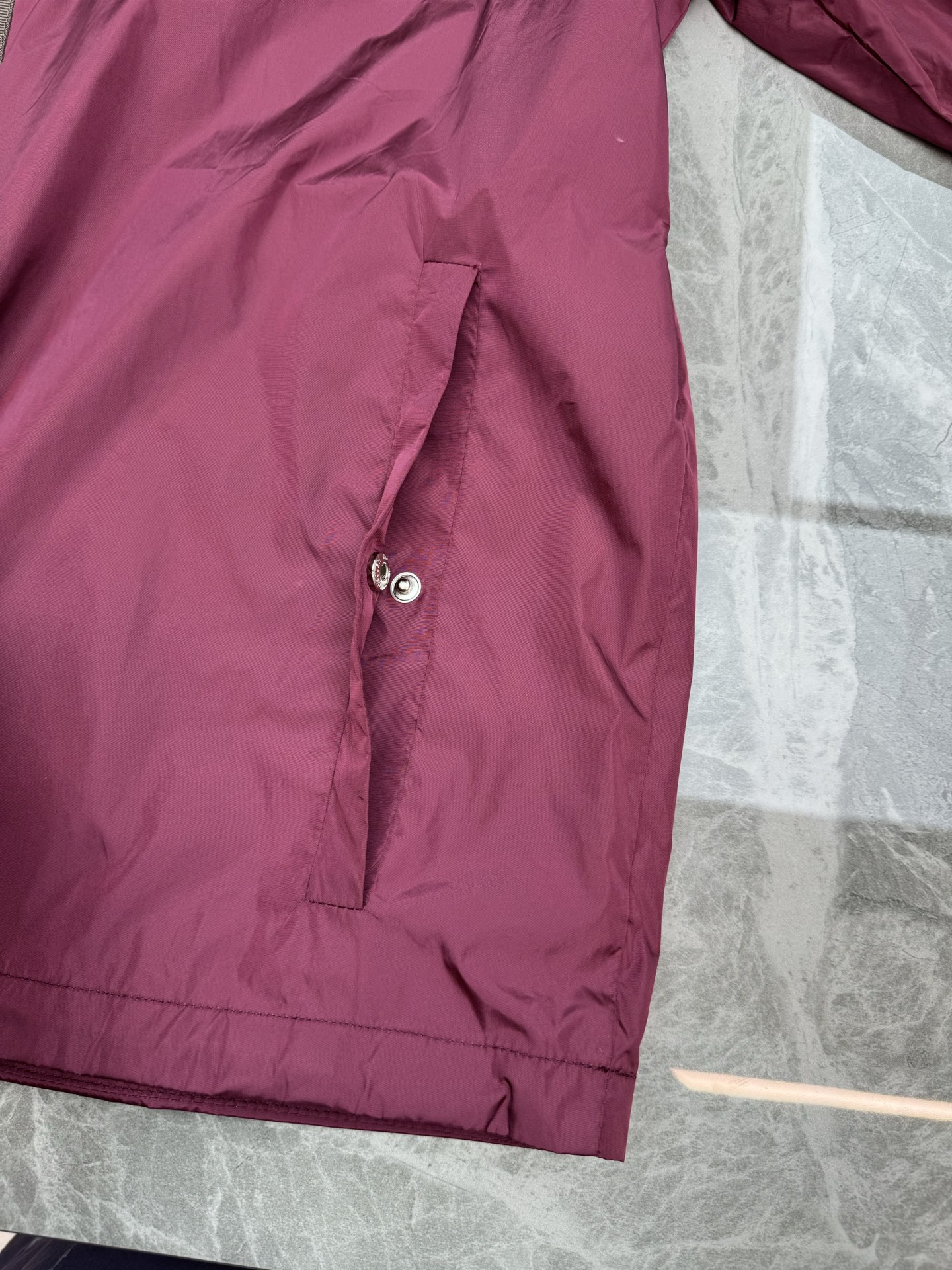 Moncler 蒙口2026春季男士夹克，酒红&黑色可选，轻薄防风面料，连帽+双向拉链设计，穿脱超方便！胸前品牌徽章超有