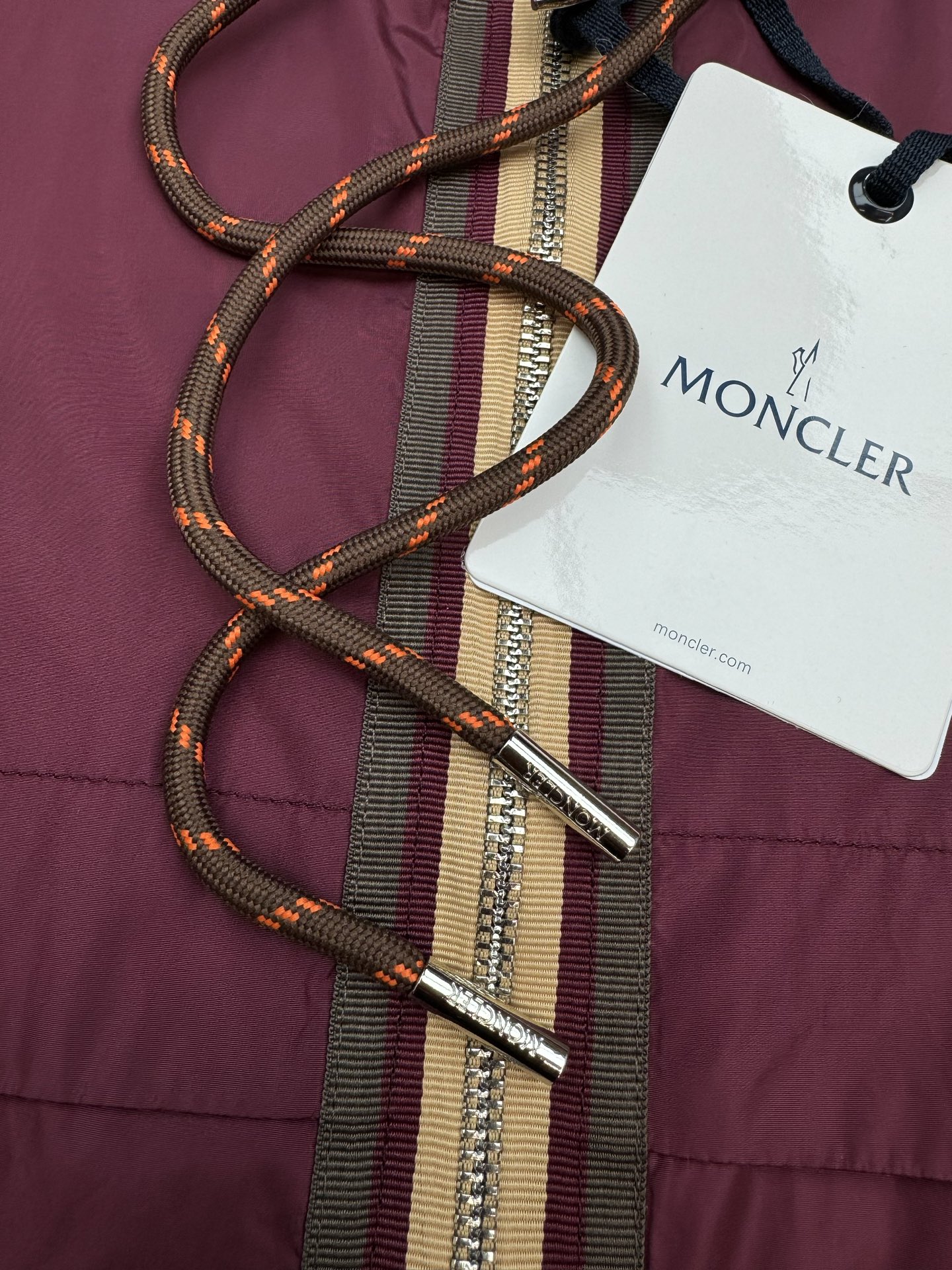 Moncler 蒙口2026春季男士夹克，酒红&黑色可选，轻薄防风面料，连帽+双向拉链设计，穿脱超方便！胸前品牌徽章超有