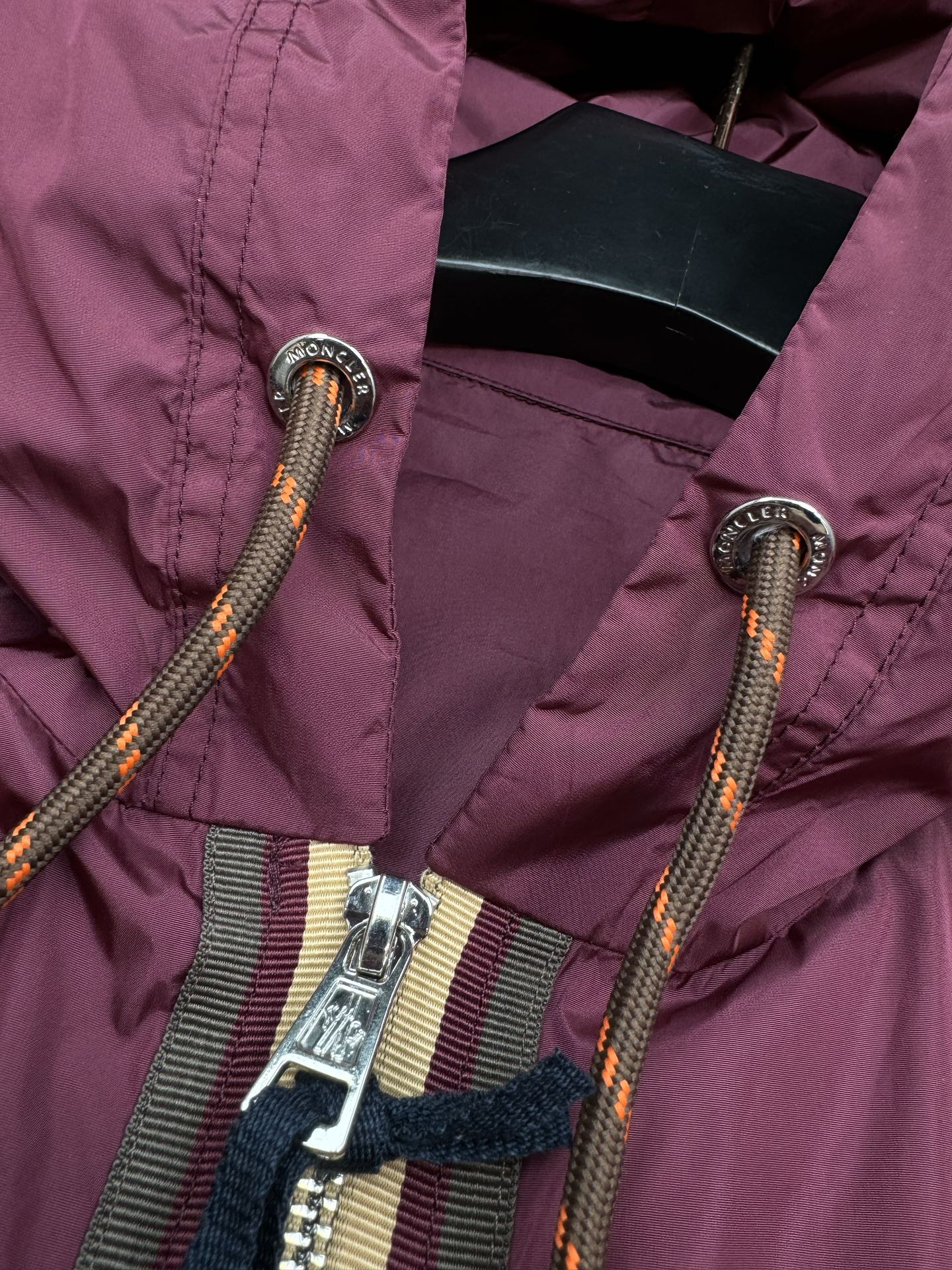 Moncler 蒙口2026春季男士夹克，酒红&黑色可选，轻薄防风面料，连帽+双向拉链设计，穿脱超方便！胸前品牌徽章超有