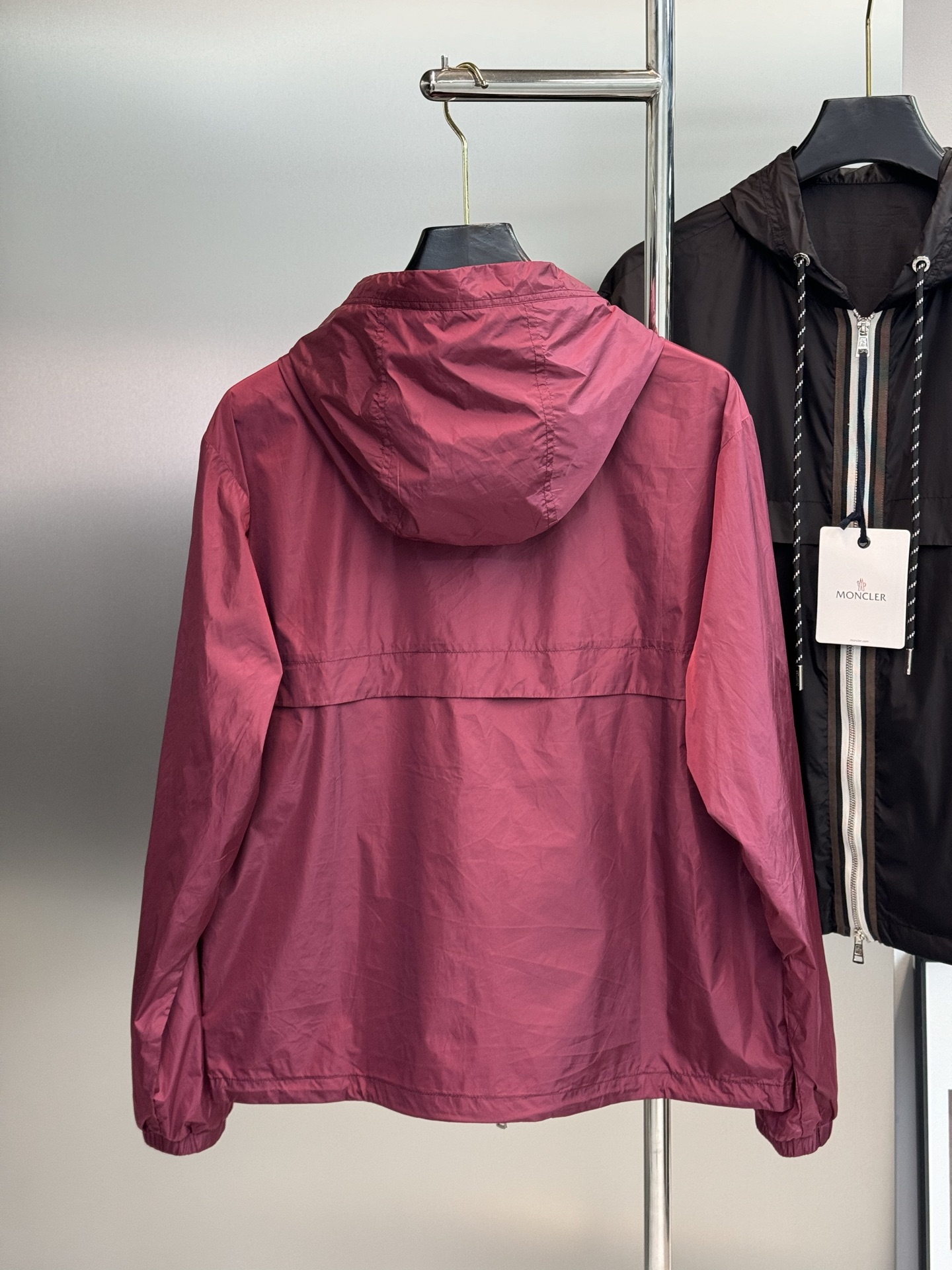 Moncler 蒙口2026春季男士夹克，酒红&黑色可选，轻薄防风面料，连帽+双向拉链设计，穿脱超方便！胸前品牌徽章超有