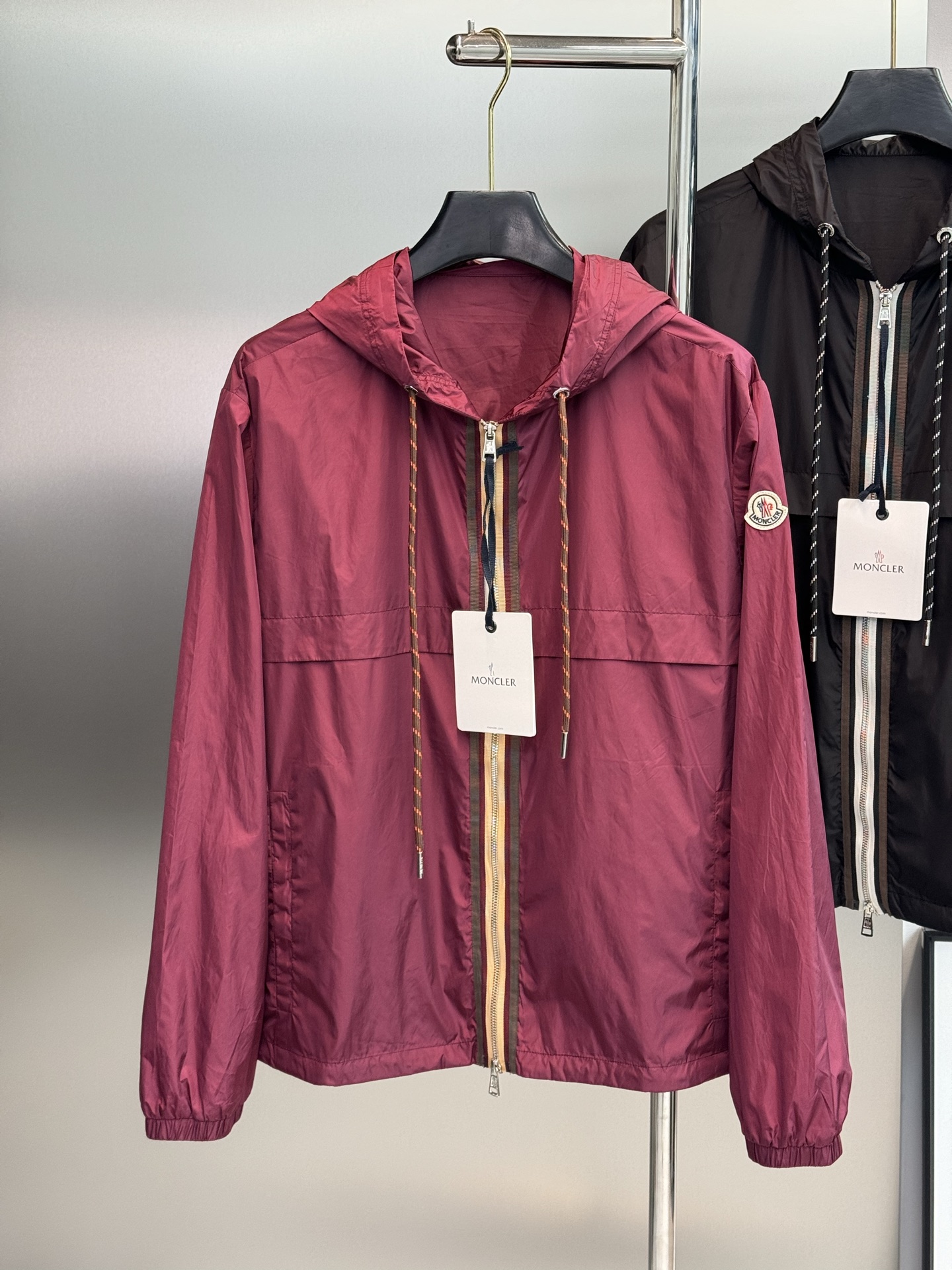 Moncler 蒙口2026春季男士夹克，酒红&黑色可选，轻薄防风面料，连帽+双向拉链设计，穿脱超方便！胸前品牌徽章超有