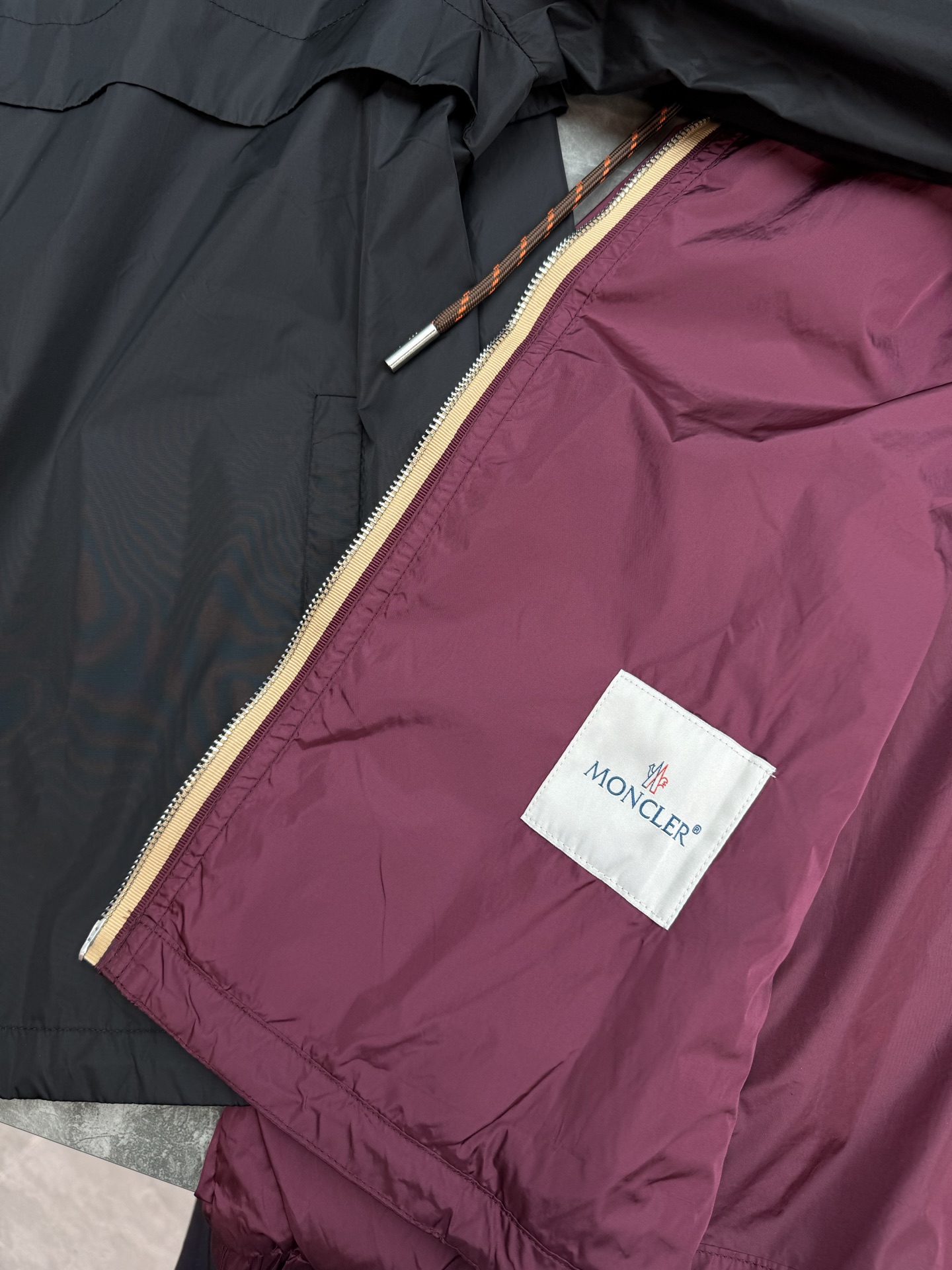 Moncler 蒙口2026春季男士夹克，酒红&黑色可选，轻薄防风面料，连帽+双向拉链设计，穿脱超方便！胸前品牌徽章超有