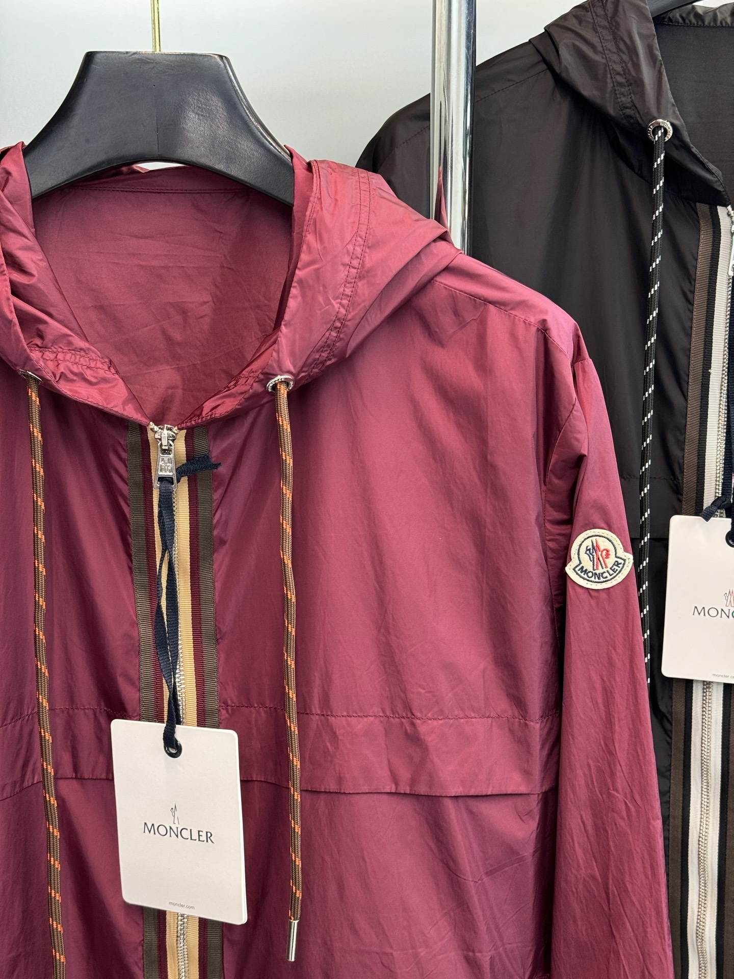 Moncler 蒙口2026春季男士夹克，酒红&黑色可选，轻薄防风面料，连帽+双向拉链设计，穿脱超方便！胸前品牌徽章超有