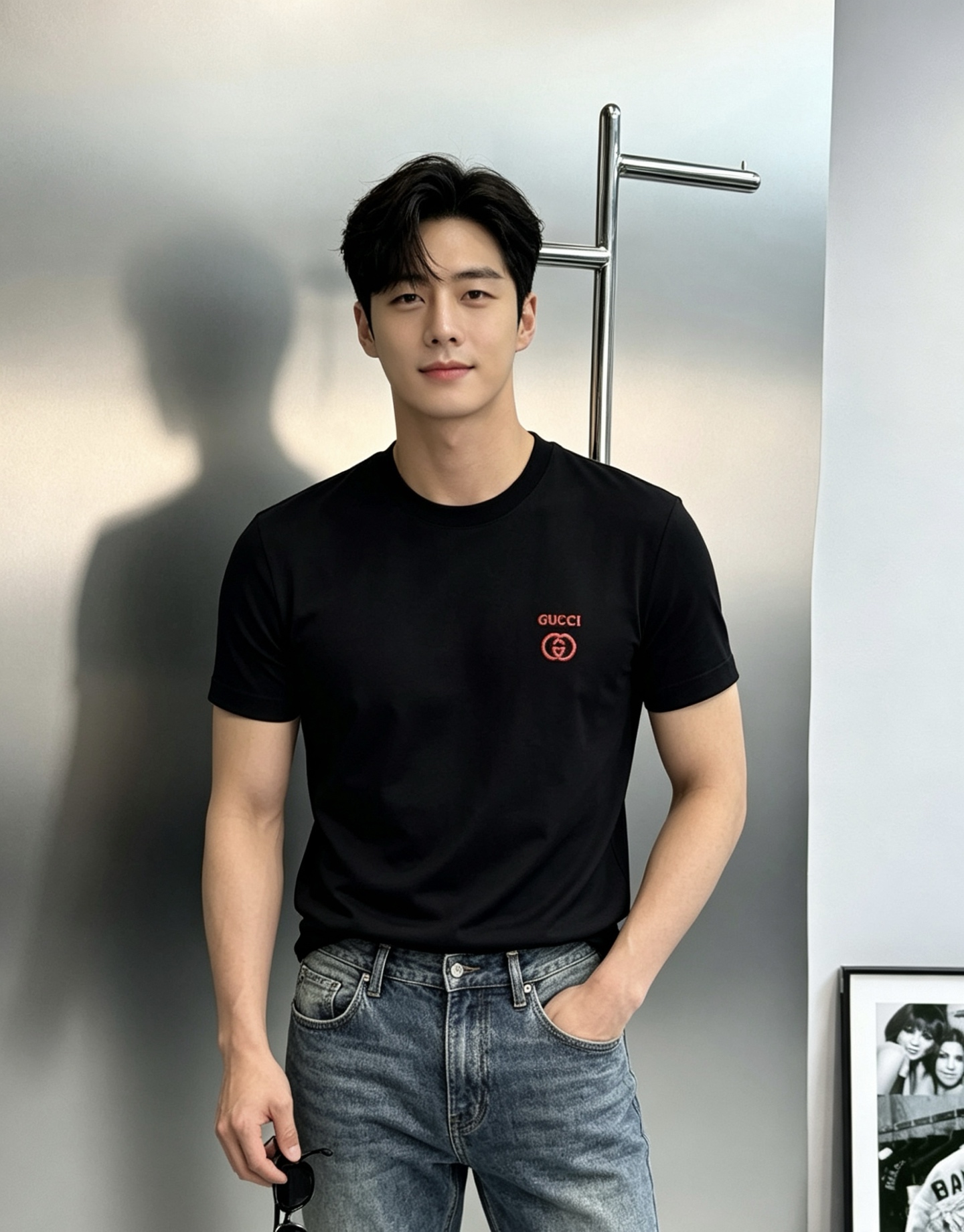 NO:909611,Gucci's new mercerized cotton short-sleeved T-shirt is made of high-quality 200g mercerized cotton fabric. It is refreshing, soft and comfortable, and super friendly for daily wear!  Red double G embroidery on the chest + brand double G logo, three-dimensional silicone design. Fully recognizable classic round neck + fitted tailoring, tolerant of a variety of body types, simple yet luxurious, easy to match with jeans or casual pants, can be worn in early spring, summer, and autumn, versatile for any occasion!  Color White. Black. Size M-4XL slim fit!  (/145 pounds recommended XL),,gucci,jeans,T-shirt,tees,t-shirt,19860909Gucci古奇新款丝光棉短袖T恤,采用高品质200g丝光棉.面料.清爽柔软舒适,日常穿着超友好！胸前红色双G刺绣+品牌双G logo,立体硅胶设计.辨识度满分经典圆领+合身剪裁,包容多种身材,简约又不失奢华,轻松搭配牛仔裤或休闲裤,早春、夏季、秋季都能穿,百搭不挑场合！颜色白色.黑色.码数M-4XL修身版型！（/145斤建议XL）,,gucci,jeans,T-shirt,tees，t-shirt,,Men's clothing