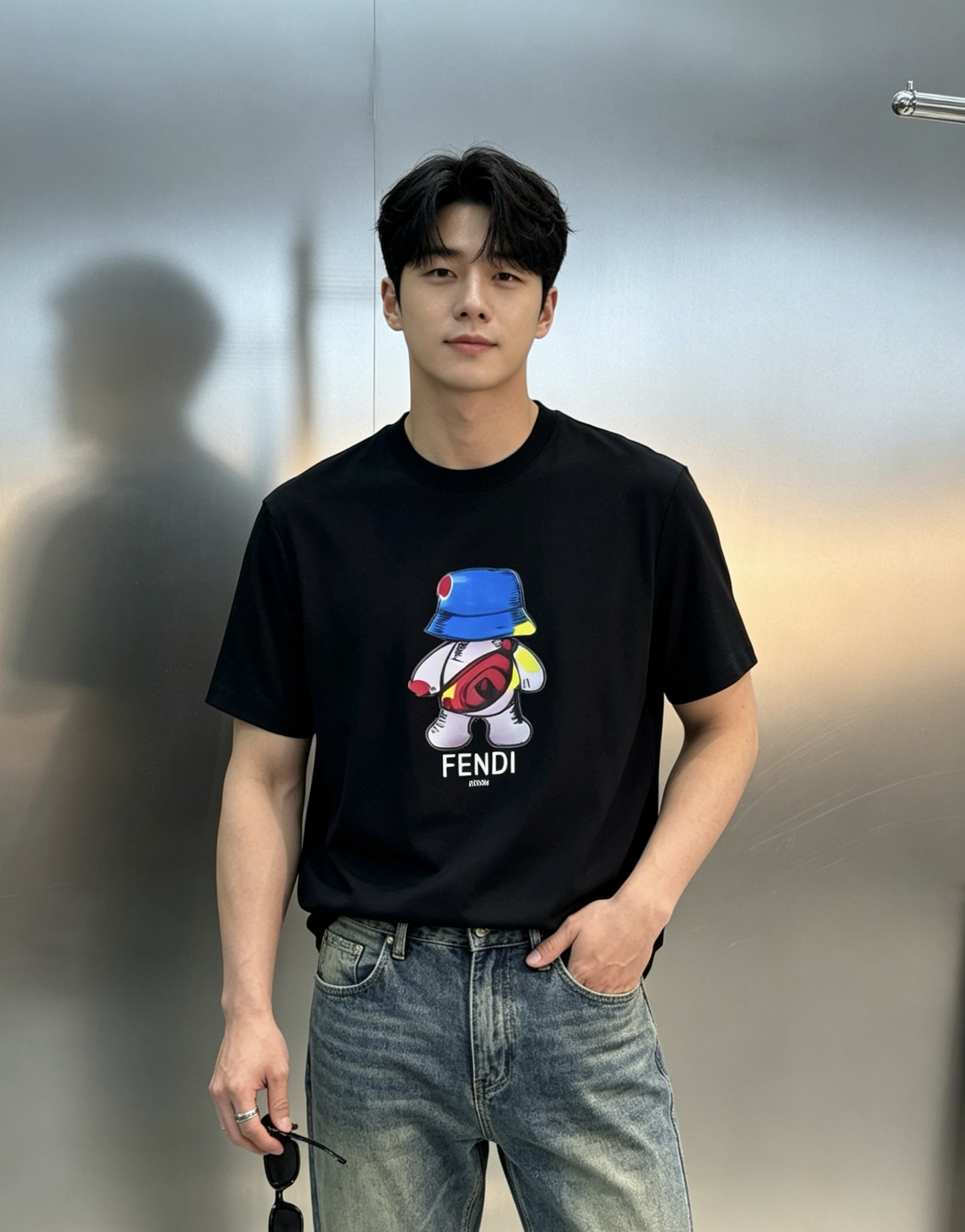 NO:910179,Fendi Fendi's new mercerized cotton T-shirt. On the front is a super cute cartoon image, wearing a blue fisherman hat, with red and yellow colors, full of energy!  There is the 'FENDI' brand logo below, which is highly recognizable and made of carefully selected mercerized cotton fabric. Soft and comfortable!  The round neck design is simple and versatile, and can be easily worn in daily casual or street style. It is OK to wear alone or layered with it. It is comfortable and fashionable, and can easily create a trendy look!  Color Black. White. Size M-4XL slim fit (XL recommended for 145 pounds), fendi, fendi, espadrilles, tees, t-shirts, hats,19860909Fendi芬迪新款丝光棉T恤.正面是超可爱的卡通形象,戴着蓝色渔夫帽,搭配红黄配色,活力满满！下方有“FENDI”品牌标识,辨识度超高精选丝光棉面料.柔软舒适！圆领设计简约百搭,日常休闲或街头风都能轻松驾驭,单穿或内搭都很OK,舒适又时髦,轻松打造潮流造型！颜色黑色.白色.码数M-4XL修身版型（/145斤建议XL）,,fendi,fendi,espadrilles,tees，t-shirt,hats,,Men's clothing
