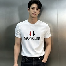 Moncler蒙口26s新款T恤.优选200g丝光棉面料.柔软透气,穿着超舒适!正面品牌字母+红白黑三色 Logo小帽子 Moncler蒙口26s新款T恤.优选200g丝光棉面料.柔软透气,穿着超舒适!正面品牌字母+红白黑三色 Logo小帽子