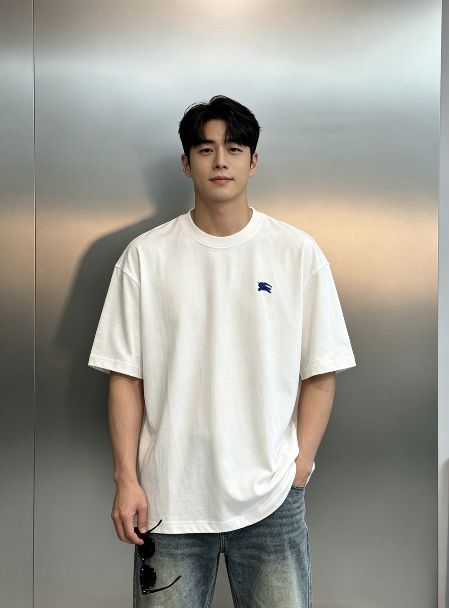 NO:930020,Burberry's new trendy brand T-shirt. Same style for men and women  The fabric is made of high-weight combed pure cotton, which feels soft and delicate but has a sinewy feel. The upper body is not soft or cheap, and is breathable and sweat-absorbent. It is refreshing and not sweaty in summer. The little knight logo on the chest is low-key and restrained, and the large equestrian knight logo on the back is matched with the brand letters, and the three-dimensional hot stamping process  The texture is thick and does not fall off, and every gesture has an unintentional sense of nobility. It has a loose shoulder cut, modifies the shoulder and neck lines, and does not pick body shape or gender. Boys wear it neatly and handsomely, while girls wear it with a lazy atmosphere. It can easily adapt to all scenes of daily life, commuting, and going out on the street. All three standards are met!  Color black. White. Size S-3XL slightly expanded version (/145 catties recommended L), burberry, burberry, tees, t-shirt,19860909Burberry巴宝莉新款潮牌T恤.男女同款 面料甄选高克重精梳纯棉,摸起来软糯细腻却自带筋骨感,上身不软塌、不廉价,透气吸汗,夏日穿也清爽不闷汗.胸前小骑士标低调内敛,后背大幅马术骑士徽标搭配品牌字母,立体烫印工艺质感厚重不脱落,举手投足间都是不刻意的显贵感.宽松落肩剪裁,修饰肩颈线条,不挑身材不挑性别,男生穿利落帅气,女生穿自带慵懒氛围感,轻松适配日常、通勤、出街所有场景.三标齐！颜色黑色.白色.码数S-3XL微扩版型（/145斤建议L）,,burberry,burberry,tees，t-shirt,,Men's clothing