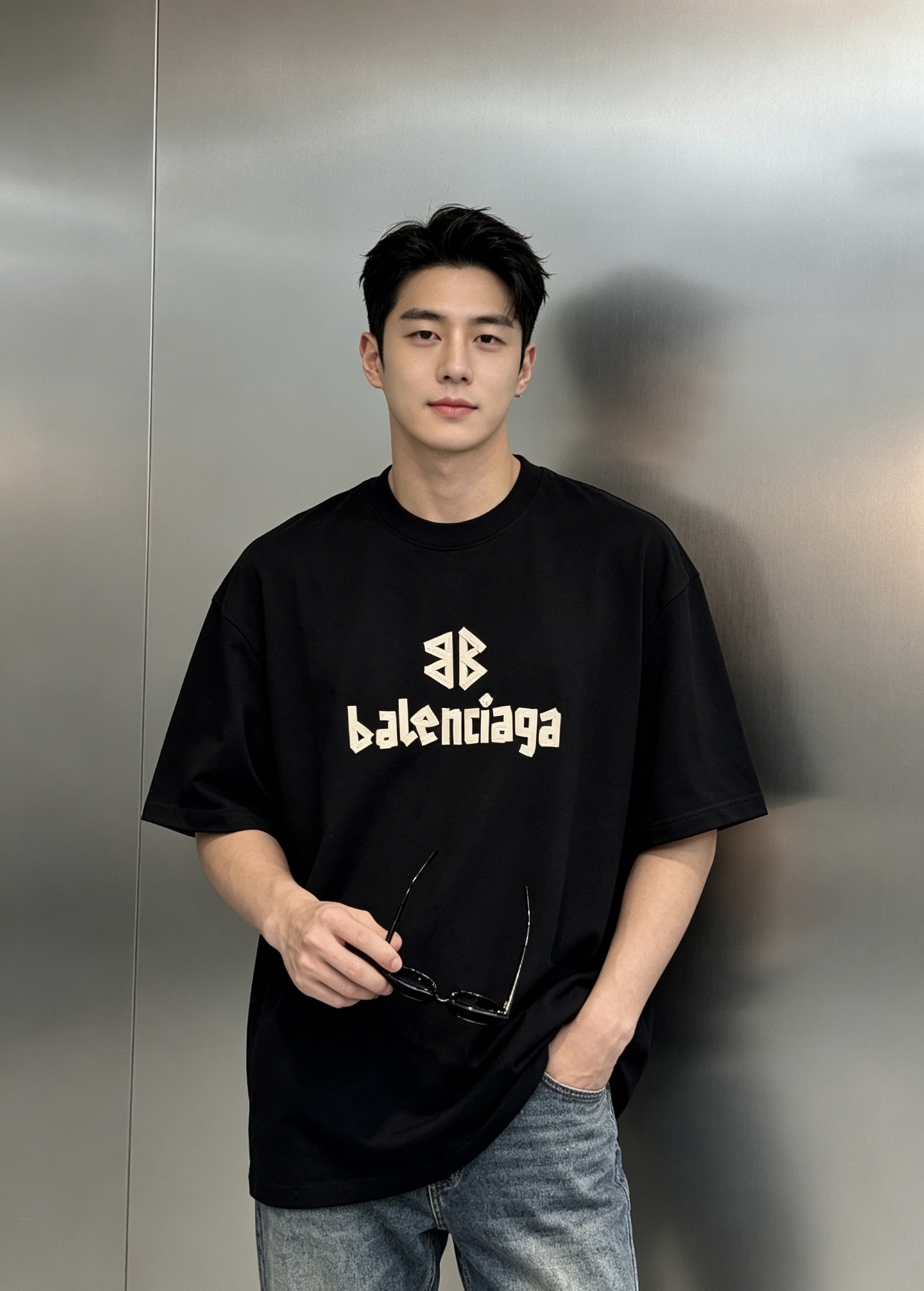 NO:930002,Balenciaga's DNA has moved!  Balenciaga's new trendy brand T-shirt. The same model for men and women with three-dimensional deconstructed BB logo + letter printing, with a rebellious street feel. The heavyweight pure cotton expanded version has a casual and relaxed upper body. It comes in black/white/burgundy colors. You can wear it with your eyes closed. Balenciaga-style T-shirt!  The 3D three-dimensional letter printing is full of details, and each letter is embossed with the brand, which has an amazing texture. The pure cotton fabric is soft and not sweaty, and the oversize version covers the flesh and makes you look slimmer. The style is the same for men and women, so couples can wear it with attitude~ All three standards are included!  Color black, burgundy, white. Size S-3XL slightly expanded version (L recommended per pound), balenciaga, balenciaga, versace, tees, t-shirt,19860909Balenciaga的DNA动了！巴黎世家新款潮牌T恤.男女同款立体解构BB标+字母印花,自带叛逆街头感,重磅纯棉扩版版型,上身就是随性又拽的松弛感,黑/白/酒红三色,闭眼入都不出错.巴黎世家风的本命T恤！3D立体字母印花细节直接拉满,每一片字母都带品牌压纹,质感绝了.纯棉面料软乎乎不闷汗,oversize版型遮肉显瘦,男女同款,情侣穿超有态度～三标齐！颜色黑色.酒红.白色.码数S-3XL微扩版型（/斤建议L）,,balenciaga,balenciaga,versace,tees，t-shirt,,Men's clothing