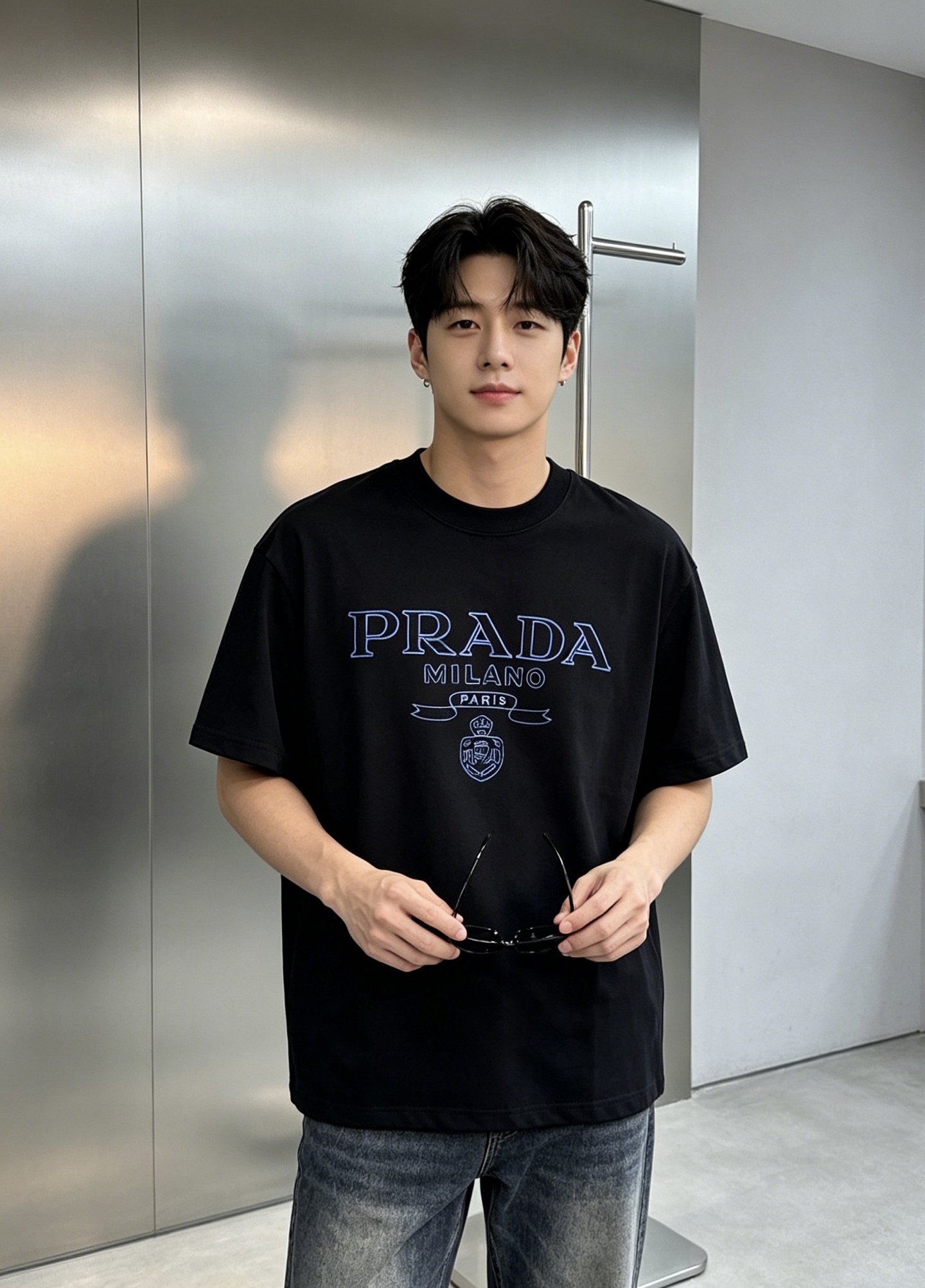 NO:912821,Prada classic short-sleeved T-shirt with heavy embroidery technology. Made of pure cotton fabric, soft and skin-friendly, super comfortable for daily wear!  The front has blue 'PRADA MILANO PARIS' words + badge pattern, and blue stitch embroidery is three-dimensional and full!  The simple yet recognizable round-neck design is versatile and easy to wear. It can be worn alone or as an inner layer, and can easily control a variety of styles. As an Italian luxury brand, Prada has both a sense of fashion and quality. This T-shirt is really suitable for you who pursue quality!  All three standards!  Color black. White. Size M-3XL (L recommended for 145 pounds), prada, prada, T-shirt, tees, t-shirt,19860909Prada普拉达经典短袖T恤,重工刺绣工艺.采用纯棉面料,柔软亲肤,日常穿着超舒适！正面蓝色“PRADA MILANO PARIS”字样+徽章图案,蓝色线迹刺绣立体又饱满！简约又有辨识度圆领设计,百搭不挑人,无论单穿还是内搭都很OK,轻松驾驭多种风格.Prada作为意大利奢侈品牌,时尚感与品质感兼具,这件T恤真的很适合追求质感的你！三标齐！颜色黑色.白色.码数M-3XL（/145斤建议L）,,prada,prada,T-shirt,tees，t-shirt,,Men's clothing