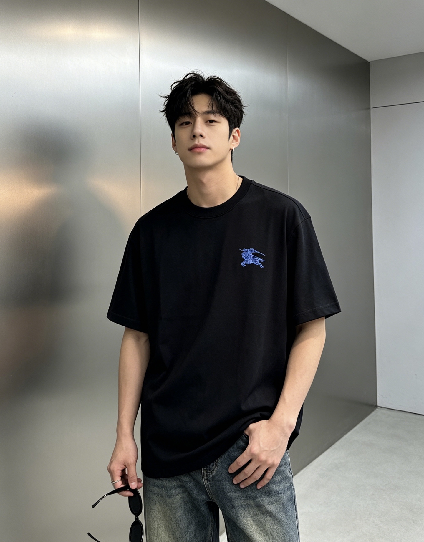 NO:912839,Burberry War Horse logo short-sleeved T-shirt, classic round neck design, pure cotton material, comfortable and breathable to wear. Blue War Horse logo on the chest, blue brand letters on the back, 3D three-dimensional embroidery is simple and recognizable, suitable for a variety of body types, very suitable for spring and summer, it is OK to wear alone or layered with it!  British style + high quality, it can be easily used in daily casual or light luxury occasions. Paired with jeans or casual pants, it will be refreshing and capable to get all three standards!  Size M-3XL (/145 catties recommended L),,burberry,burberry,jeans,T-shirt,tees,t-shirt,19860909Burberry巴宝莉战马标短袖T恤,经典圆领设计,纯棉材质,穿着舒适透气.胸前蓝色战马Logo,背部蓝色品牌字母,3D立体刺绣简约又有辨识度适合多种体型,春夏季节超适合,单穿或内搭都很OK！英伦风+高品质,日常休闲或轻奢场合都能轻松驾驭,搭配牛仔裤或休闲裤,清爽干练get三标齐！码数M-3XL（/145斤建议L）,,burberry,burberry,jeans,T-shirt,tees，t-shirt,,Men's clothing