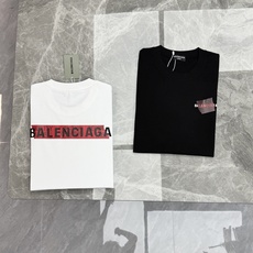 BALENCIAGA 巴黎世家新款潮牌T恤,男女同款❤️以标志性“胶带印花”重塑品牌反叛美学。甄选重磅双股棉面料,上身自 BALENCIAGA 巴黎世家新款潮牌T恤,男女同款❤️以标志性“胶带印花”重塑品牌反叛美学。甄选重磅双股棉面料,上身自