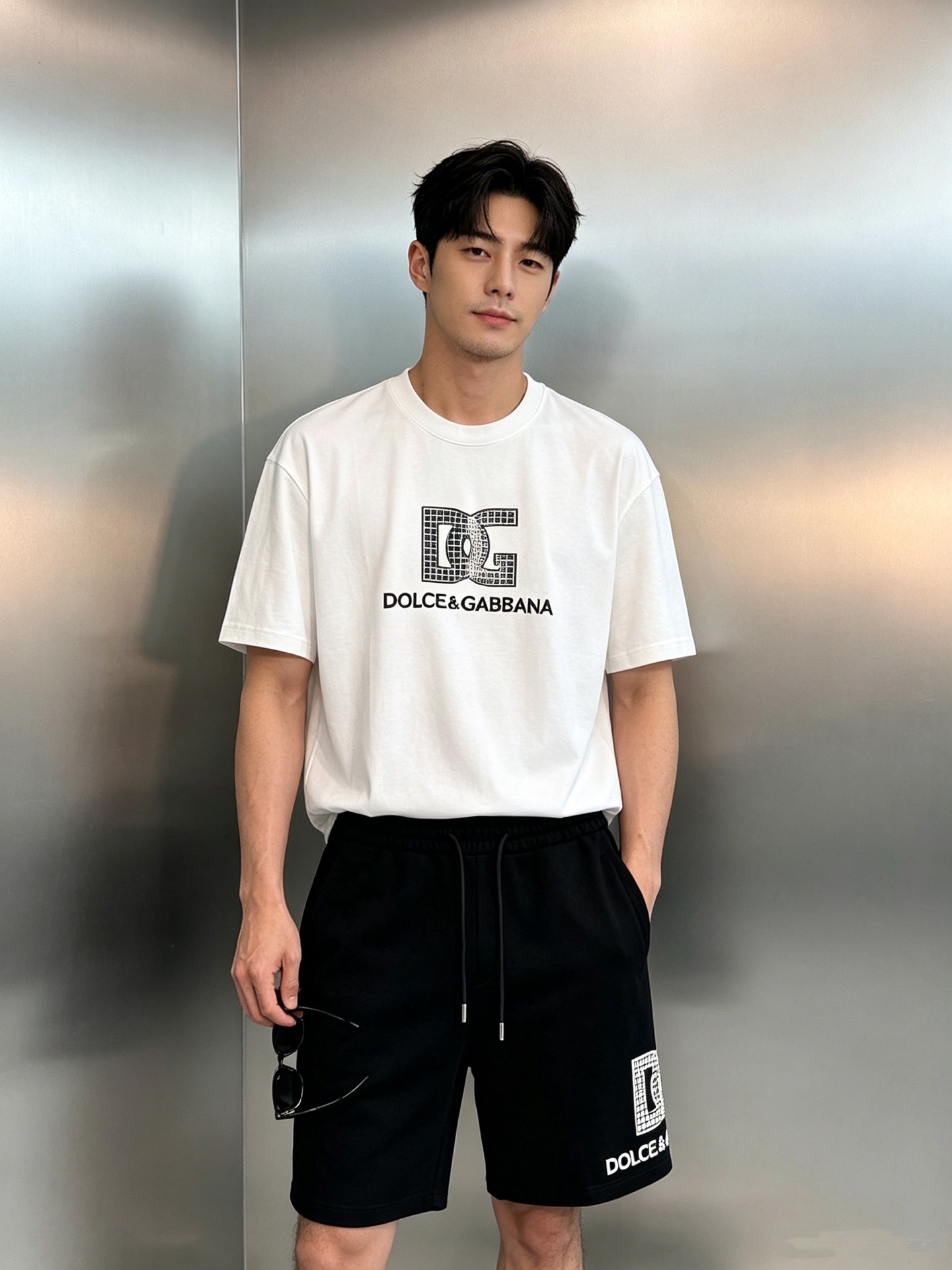 NO:912830,Tops and pants DOLCE&GABBANA  Dolce & Gabbana's pixel style DG logo nylon five-point shorts can be paired with a T-shirt. It is recommended to select high-end nylon-cotton blended fabrics. They are drape-resistant, cool and breathable, saying goodbye to the hot and sticky summer. It is not easy to deform or pill after long-term wear. The upper body has a high-grade matte texture, which is skin-friendly and non-irritating. The side of the pants uses high-precision digital printing technology to restore the iconic pixel grid DG logo of DOLCE&GABBANA. The retro street feel collides with the brand genes, every time  Every detail highlights the brand's trendy genes; the metal drawstring toe is full of texture, and the back pocket is matched with the brand's woven label, showing exquisite details. The classic straight-leg five-quarter pants shape modifies the leg shape without being flattering; the high-elastic waistband is matched with a metal rope toe, which is tight and comfortable, taking into account both comfort and style; the side pocket + back pocket design takes into account both practicality and aesthetics. The classic black/pure white two-tone color is suitable for all summer dressing scenes, easily creating an effortless Italian luxury aura. All three standards!  Size M-3XL/29-36 Fitted version (S and 4XL can be customized)/145 pounds recommended L,, Dolce&Gabbana, Dolce&Gabbana, shorts, tees, t-shirt,19860909上衣.裤子 DOLCE&GABBANA 杜嘉班纳像素风DG标识锦棉五分短裤搭配T恤可成套推荐甄选高端锦棉混纺面料,垂坠抗皱,凉感透气,告别夏日闷热黏腻,久穿不易变形、不易起球,上身自带高级哑光质感,亲肤不刺激.裤侧采用高精度数码印花工艺,还原DOLCE&GABBANA标志性像素网格DG标识,复古街头感与品牌基因碰撞,每一处细节都彰显品牌潮流基因；金属抽绳头质感拉满,后袋搭配品牌织唛,细节尽显精致.经典直筒五分裤型,修饰腿型不挑身材；高弹腰头搭配金属绳头,松紧有度,兼顾舒适与格调；侧插袋+后袋设计,兼顾实用性与美观度.经典黑/纯净白双色,适配所有夏日穿搭场景,轻松打造不费力的意式奢华气场.三标齐！码数M-3XL/29-36合身版型（S和4XL可订做）/145斤建议L,,Dolce&Gabbana,Dolce&Gabbana,shorts,tees，t-shirt,,Men's clothing
