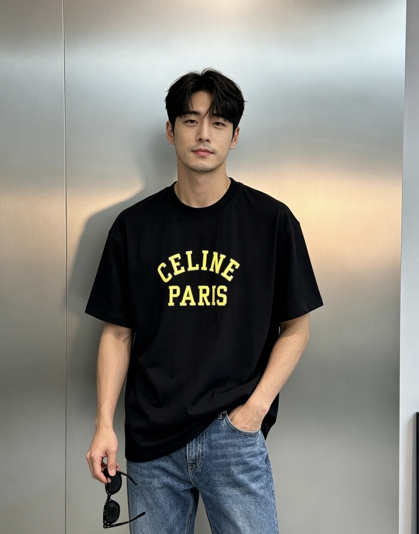 NO:912811,CELINE's new trendy brand letter printed T-shirt, the same style for men and women, 'CELINE PARIS' yellow words on the front are super eye-catching, simple and fashionable!  The 230g pure cotton material is soft and breathable, and it is super comfortable to wear in spring and summer. The loose fit is very tolerant and can be worn with jeans or skirts. You can easily control the classic letter design in daily outings and casual occasions. It is full of trend. It is an iconic item of CELINE and a must-have for fashion lovers!  Color black. Green. White. Size S-3XL slightly expanded version (L recommended per pound), celine, skirts, jeans, tees, t-shirt19860909CELINE塞林新款潮牌字母印花T恤,男女同款正面“CELINE PARIS”黄色字样超吸睛,简约又时髦！230g纯棉材质柔软透气,春夏穿超舒服～宽松版型包容性强,随便搭牛仔裤、短裙都OK,日常出街、休闲场合都能轻松驾驭经典字母设计,潮流感满满,是CELINE标志性单品,时尚爱好者必入三标齐！颜色黑色.绿色.白色.码数S-3XL微扩版型（/斤建议L）,,celine,skirts,jeans,tees，t-shirt,,Men's clothing