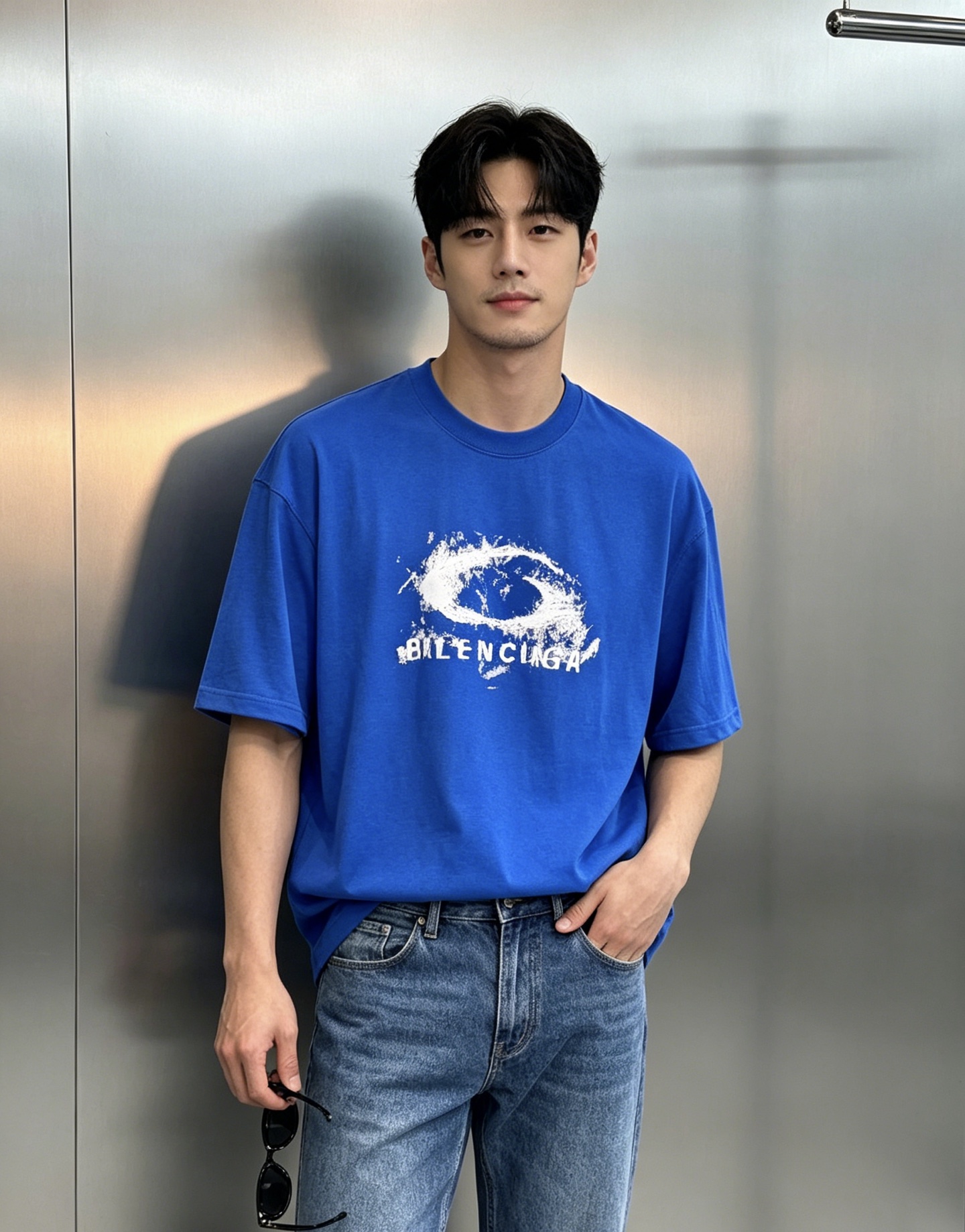 NO:912837,BALENCIAGA Balenciaga fashion brand new T-shirt. Recommended for men and women, 230g pure cotton fabric, soft and comfortable. Breathable and sweat-absorbent. Comfortable upper body. Easy to control... The chest is designed with letter graphics. High-temperature heat transfer three-dimensional technology!  Explode super three-dimensional texture!  It is extremely labor-consuming and the craftsmanship is extremely difficult. As the saying goes, you can see the big by looking at the small. The small details reflect the exquisiteness of the clothes. Casual upper body is the best picture!  All three standards!  Color black. Klein blue. Fluorescent yellow. White. Size S-3XL slightly expanded version (/145 pounds recommended L),, balenciaga, balenciaga, tees, t-shirt,19860909BALENCIAGA巴黎世家潮牌新款T恤.男女同款推荐230g纯棉面料,柔软舒适.透气吸汗.上身舒适.轻松驾驭......胸前采用字母图形搭配设计.高温烫画立体工艺！炸裂超级立体的质感！超级费工时且工艺极难.正所谓窥小而知大 及小的细节体现服装的考究,随意上身即是最好的画面！三标齐！颜色黑色.克莱因蓝.荧光黄.白色.码数S-3XL微扩版型（/145斤建议L）,,balenciaga,balenciaga,tees，t-shirt,,Men's clothing