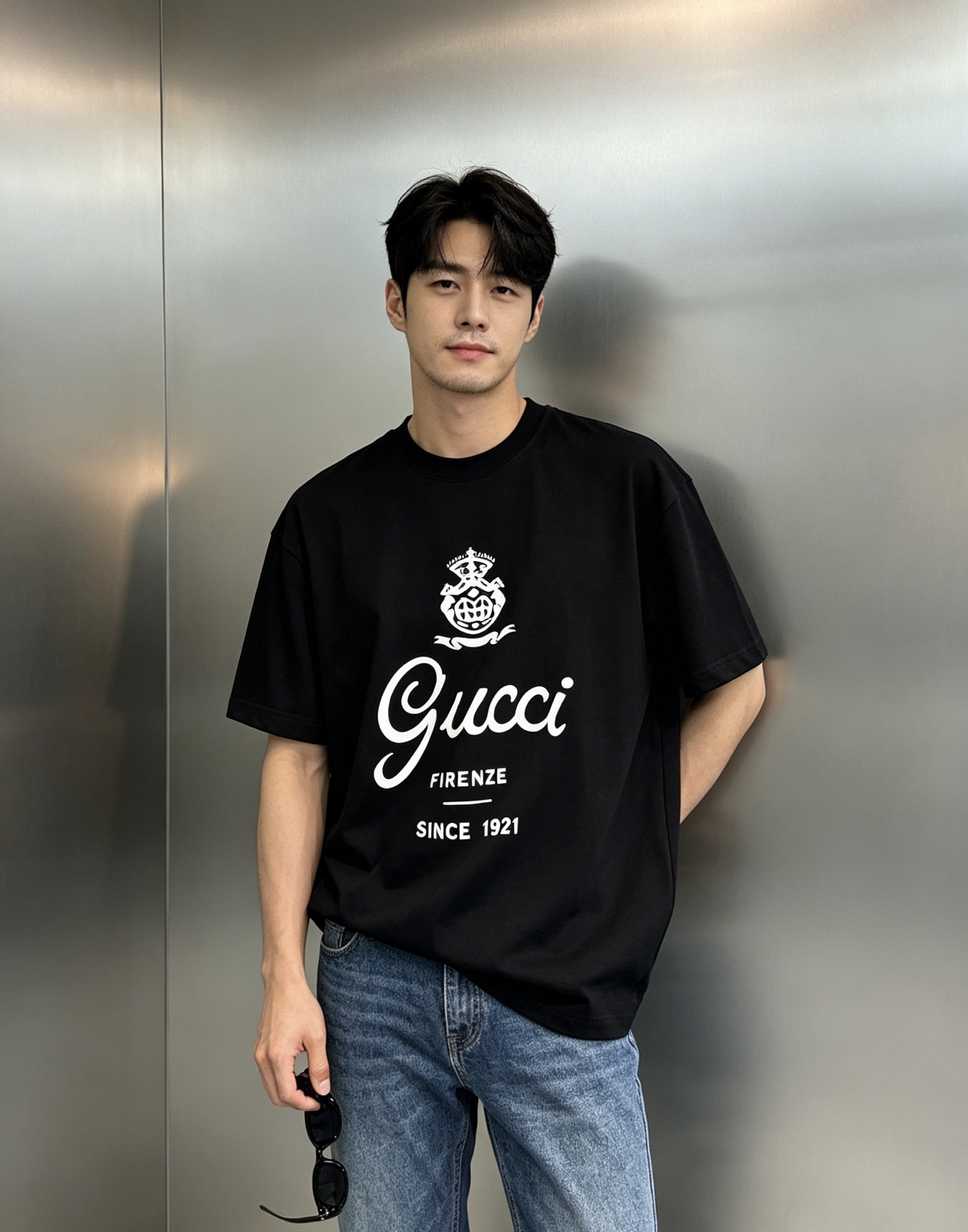 NO:912831,Gucci 1921 Florence emblem T-shirt. The same style for men and women. The retro aesthetics of the century-old Italian luxury brand, replicating the 1921 brand origin emblem. Made of 230g pure cotton, drape like clouds, soft and smooth against the skin and not sweaty. The handwritten Gucci print on the chest is matched with the emblem logo, showing the brand heritage in a low-key manner. The loose straight cut is not picky about the body shape, and it also has a sense of elegance and relaxation when going out on the street every day. All three standards!  Color black. Pink. White. Fluorescent green. Size S-3XL slightly expanded version (/145 catties recommended L),, gucci, tees, t-shirt,19860909Gucci 1921佛罗伦萨徽章T恤.男女同款百年意大利奢牌的复古美学,复刻1921品牌起源徽章.230g纯棉棉打造,垂坠如云,软滑贴肤不闷汗.胸前手写体Gucci印花搭配徽章标识,低调中尽显品牌底蕴.宽松直筒剪裁,不挑身形,日常出街也自带优雅松弛感.三标齐！颜色黑色.粉色.白色.荧光绿.码数S-3XL微扩版型（/145斤建议L）,,gucci,tees，t-shirt,,Men's clothing