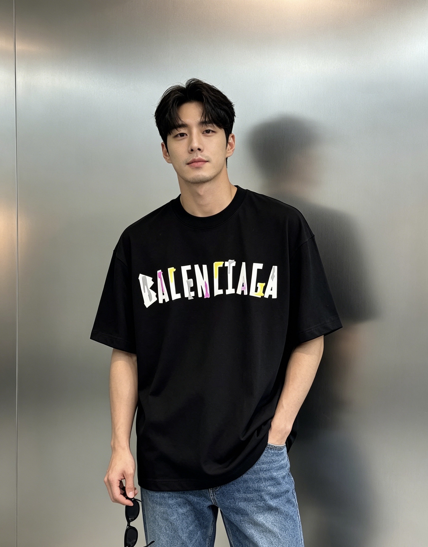 NO:912828,Balenciaga's new T-shirt with graffiti dripping letters. The same style for men and women, Balenciaga's iconic avant-garde aesthetics, wear street graffiti on the body, made of 280g cotton, drape and stiff, not easy to deform after long-term wear, front and back double printing design, front brand letters + graffiti B logo on the back, full of details!  The oversize drop-shoulder cut brings a sense of street relaxation, making it easy to create a trendy look. All three standards are met!  Color black. White. Size S-3XL slightly expanded version (/145 catties recommended L), balenciaga, balenciaga, versace, tees, t-shirt,19860909Balenciaga巴黎世家新款涂鸦滴落字母T恤.男女同款巴黎世家标志性先锋美学,把街头涂鸦穿在身上,280g棉打造,垂坠挺括,久穿不易变形,前后双版印花设计,正面品牌字母+背面涂鸦B标,细节拉满！oversize落肩剪裁,自带街头松弛感,轻松打造潮人穿搭.三标齐！颜色黑色.白色.码数S-3XL微扩版型（/145斤建议L）,,balenciaga,balenciaga,versace,tees，t-shirt,,Men's clothing