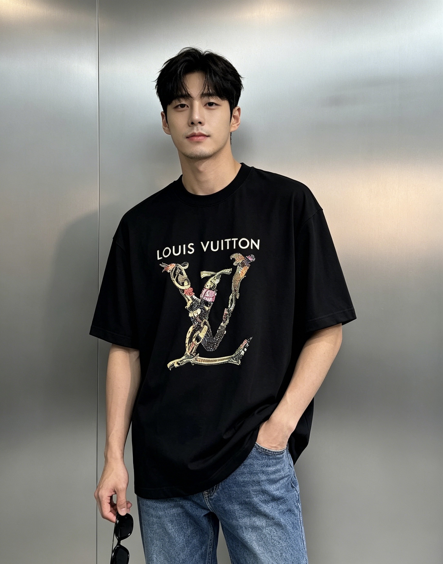NO:912822,Donkey Brand's latest trendy T-shirt. The LV letters on the chest are made up of countless rhinestones/colored diamonds for both men and women, using double-layer heat transfer and three-dimensional process. It incorporates LV's classic presbyopia, bags, cheetah and other brand iconic elements, and has its own flash under the light, making it more recognizable. The upper part is matched with LOUIS with hot diamonds.  The VUITTON letters, as a whole, present a 'low-key yet sharp edge'. It is suitable for different matching styles; it adopts an expanded and loose cut, which can be easily worn by boys and girls regardless of body shape. It can be worn in daily wear without weighing down the body, and can also create a relaxed street look. The neckline is made of  Ribbed reinforcement, not easy to deform after long-term wear; the collar label on the back has the brand's embroidered logo, and details such as the hangtag, collar label, etc. all restore the brand's texture, in line with LV's high-end craftsmanship standards. It is made of 230g pure cotton fabric. The upper body is skin-friendly and breathable, so it will not make you sweaty when worn in summer. All three standards!  Color: Black. Sky blue. White. Size: S-319860909驴牌*新款潮牌T恤.男女同款胸前的LV字母由无数水钻/彩钻组成,双层烫画烫钻立体工艺.融入了LV经典老花、包包、猎豹等品牌标志性元素,在光线下自带闪度,辨识度拉满.上方搭配烫钻的LOUIS VUITTON字母,整体呈现“低调中自带锋芒”.适配不同搭配风格；采用扩版宽松剪裁,不挑身材,男生女生都能轻松驾驭,日常穿搭不压个子,也能打造松弛感街头造型.领口采用罗纹加固,久穿不易变形；背后领标带有品牌刺绣标识,吊牌、领标等细节均还原品牌质感,符合LV的高端工艺标准.采用230g纯棉面料.上身亲肤透气,夏季穿着不闷汗.三标齐！颜色黑色.天蓝.白色.码数S-3XL微扩版型（/斤建议L）,,louis vuitton,louis vuitton,louis vuitton,tees，t-shirt,,Men's clothing