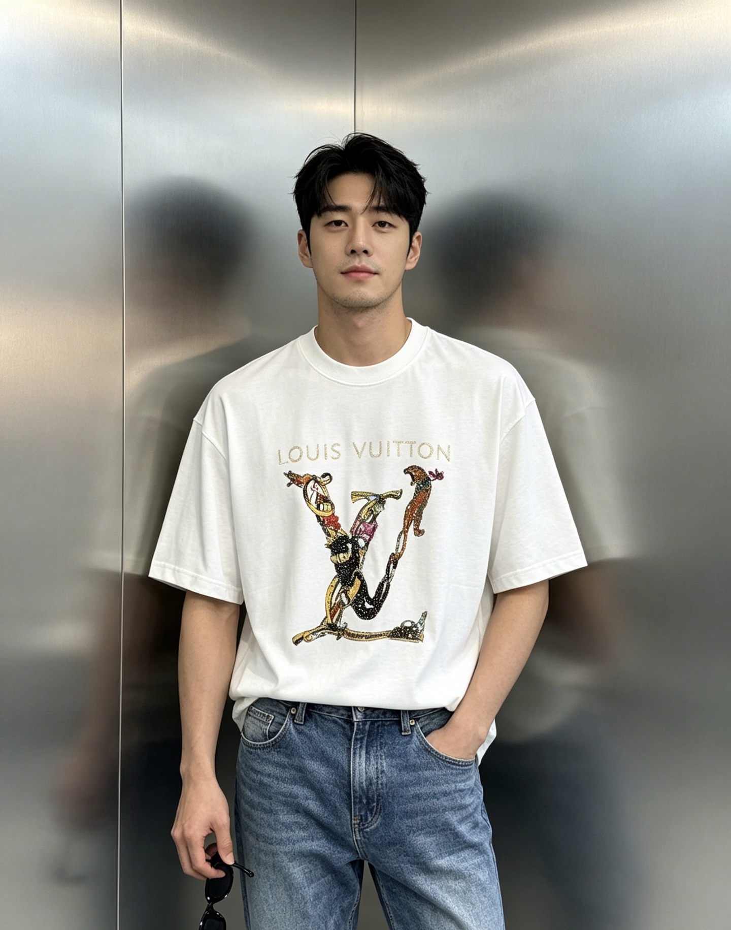 驴牌*新款潮牌T恤.男女同款❤️胸前的LV字母由无数水钻/彩钻组成,双层烫画烫钻立体工艺.融入了LV经典老花、包包、猎豹 驴牌*新款潮牌T恤.男女同款❤️胸前的LV字母由无数水钻/彩钻组成,双层烫画烫钻立体工艺.融入了LV经典老花、包包、猎豹