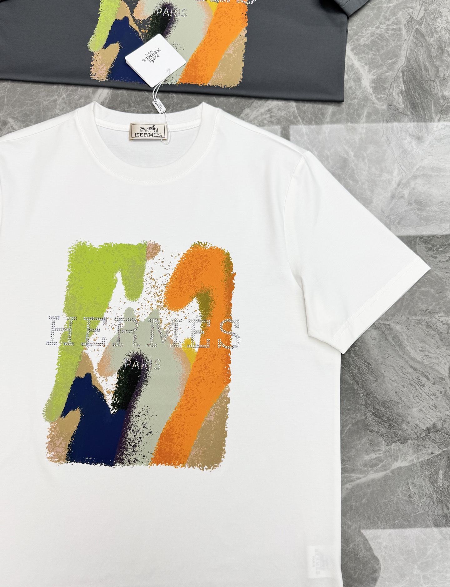 HERMES爱马仕26s新款丝光棉T恤.新品为全新系列注入满满活力，这款单品用心甄选190g丝光棉面料制成，面料手感亲肤
