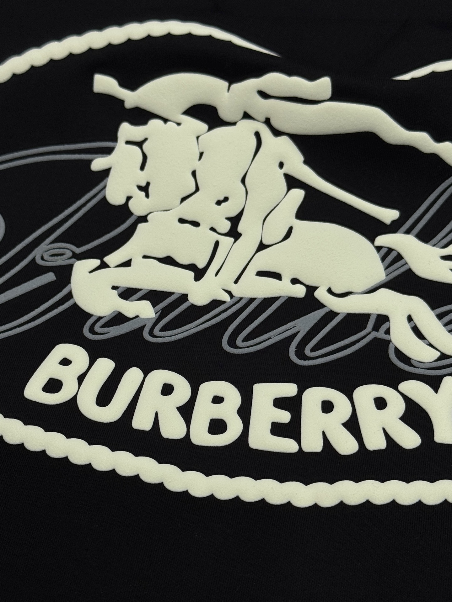 Burberry26s新款骑士印花T恤，采用丝光棉材质，柔软舒适，日常穿着超友好。正面骑士战马.英伦风满满，辨识度超高✨