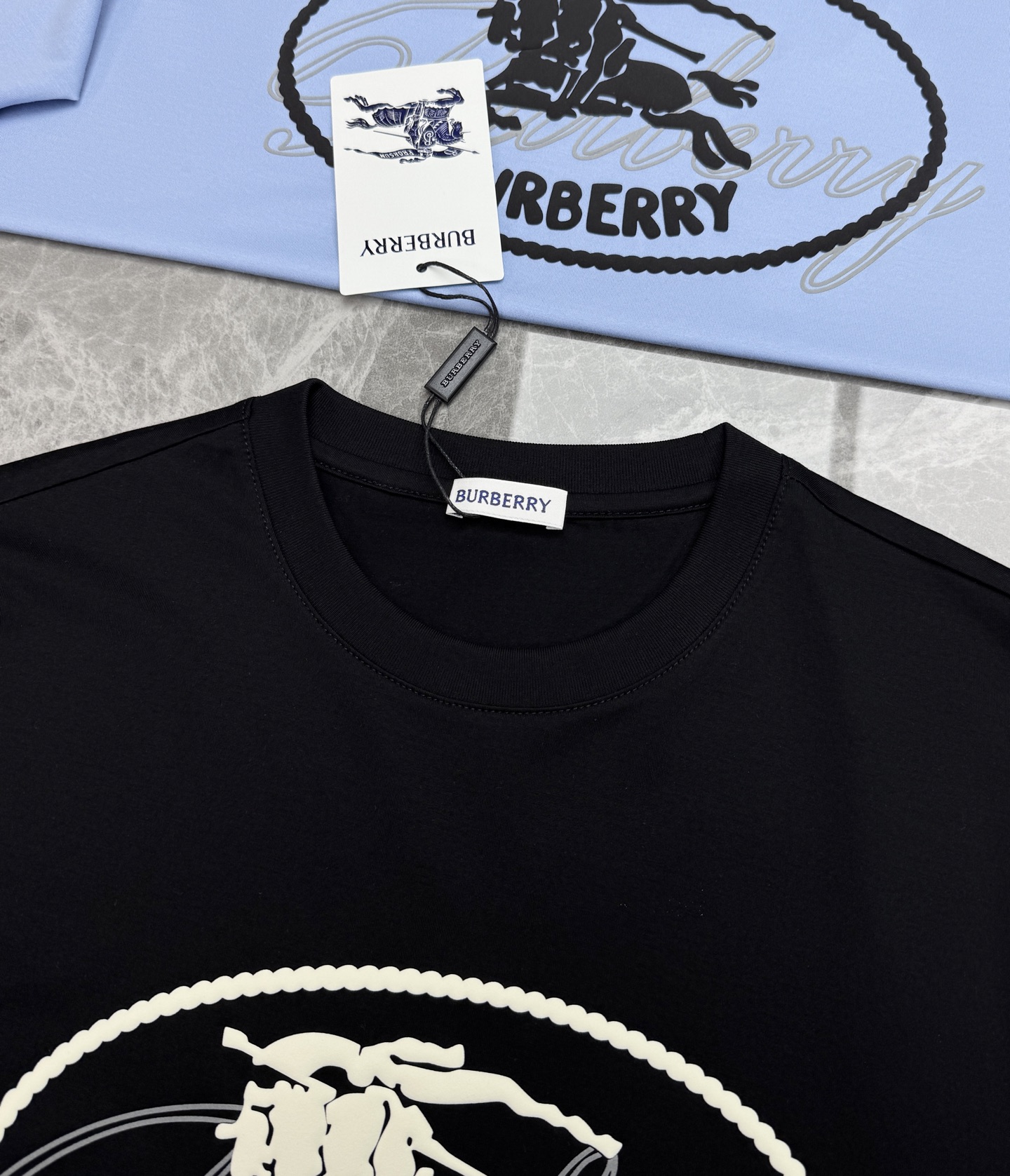 Burberry26s新款骑士印花T恤，采用丝光棉材质，柔软舒适，日常穿着超友好。正面骑士战马.英伦风满满，辨识度超高✨