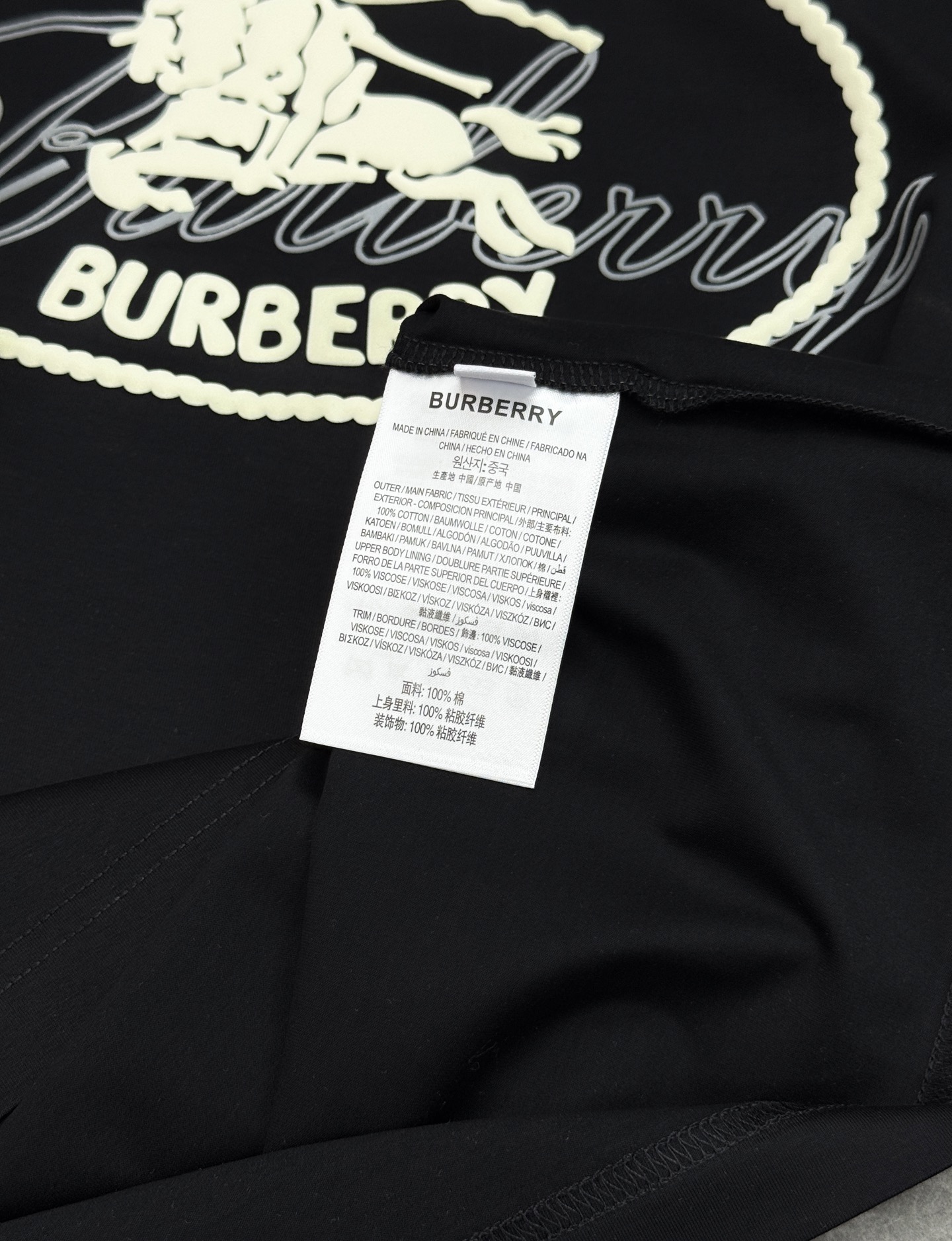Burberry26s新款骑士印花T恤，采用丝光棉材质，柔软舒适，日常穿着超友好。正面骑士战马.英伦风满满，辨识度超高✨