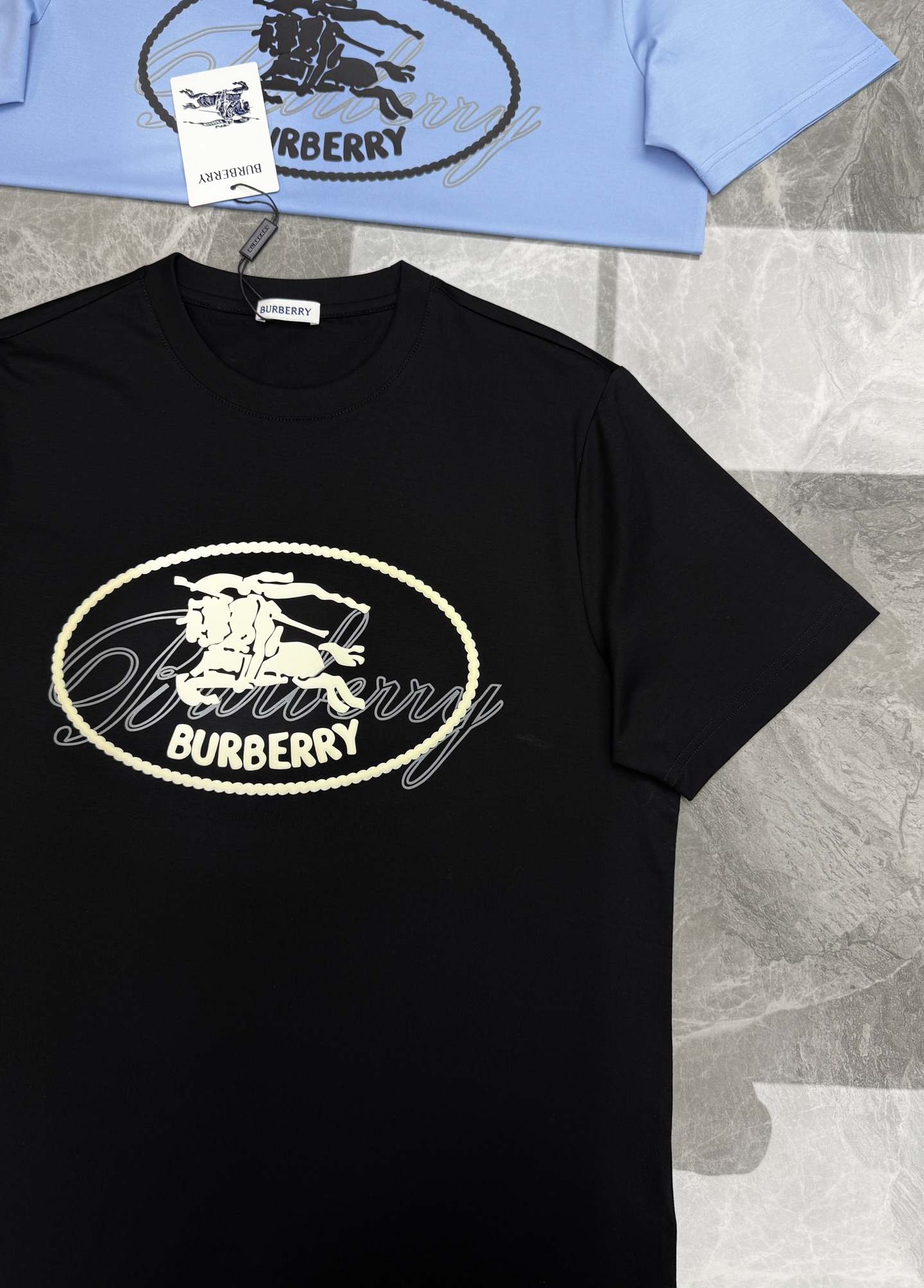 Burberry26s新款骑士印花T恤，采用丝光棉材质，柔软舒适，日常穿着超友好。正面骑士战马.英伦风满满，辨识度超高✨