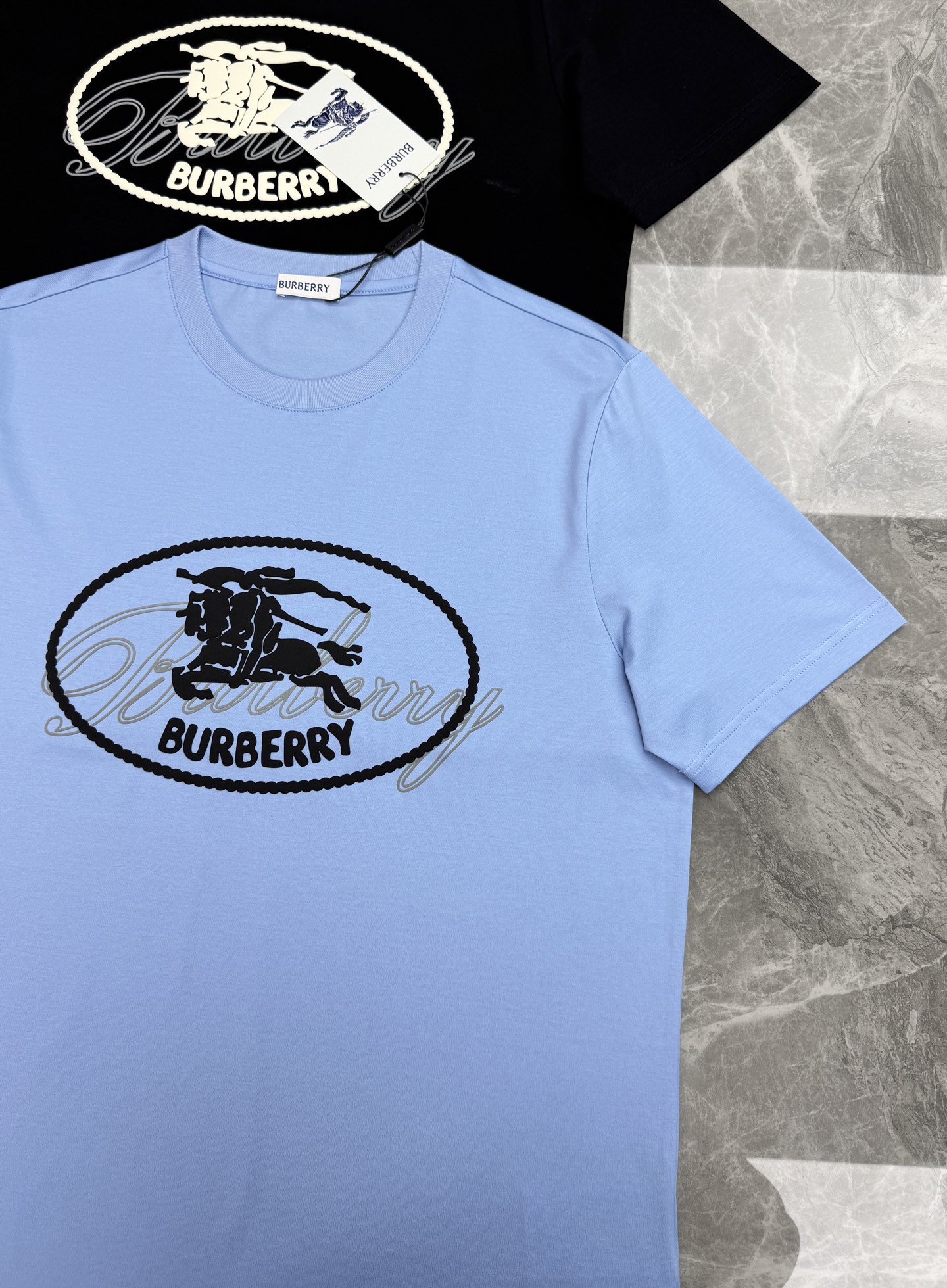 Burberry26s新款骑士印花T恤，采用丝光棉材质，柔软舒适，日常穿着超友好。正面骑士战马.英伦风满满，辨识度超高✨