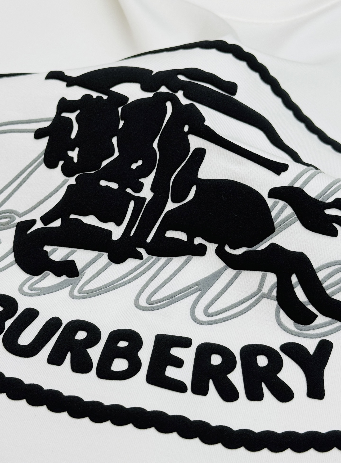 Burberry26s新款骑士印花T恤，采用丝光棉材质，柔软舒适，日常穿着超友好。正面骑士战马.英伦风满满，辨识度超高✨