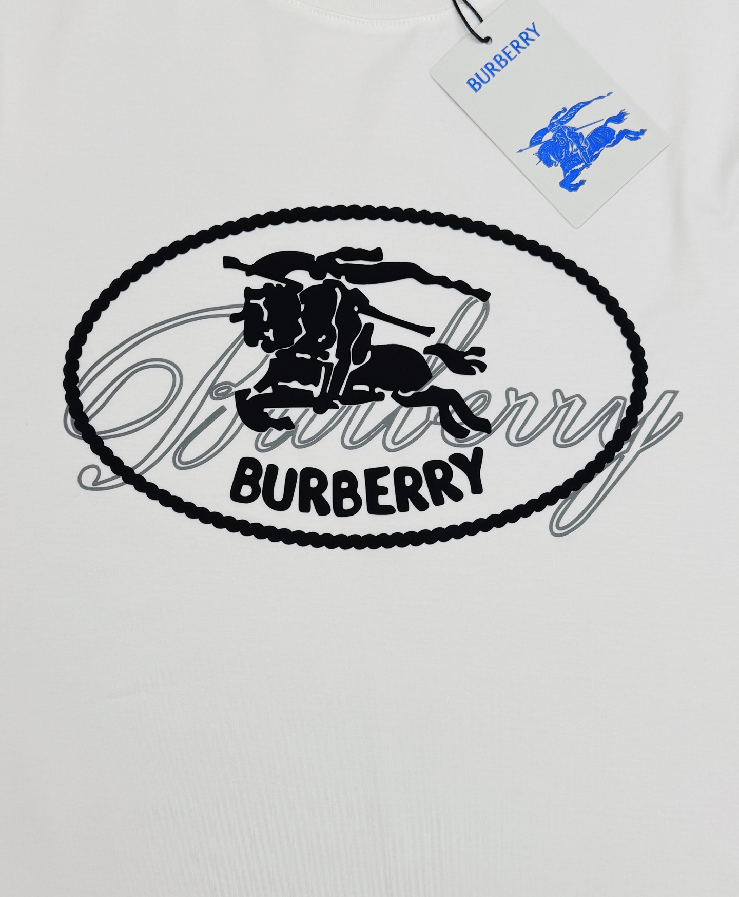 Burberry26s新款骑士印花T恤，采用丝光棉材质，柔软舒适，日常穿着超友好。正面骑士战马.英伦风满满，辨识度超高✨