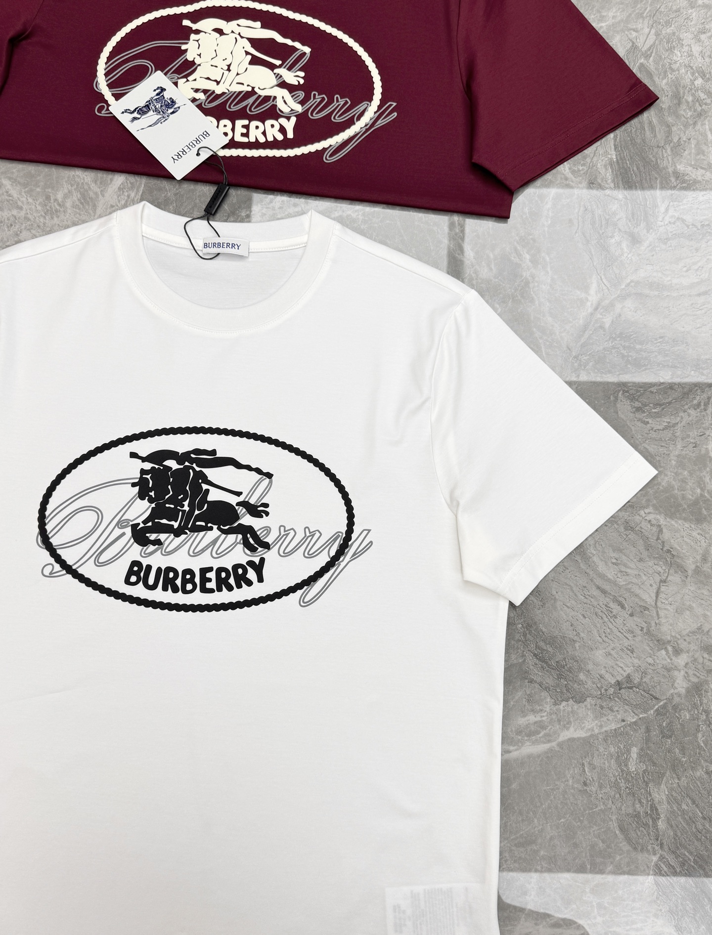 Burberry26s新款骑士印花T恤，采用丝光棉材质，柔软舒适，日常穿着超友好。正面骑士战马.英伦风满满，辨识度超高✨