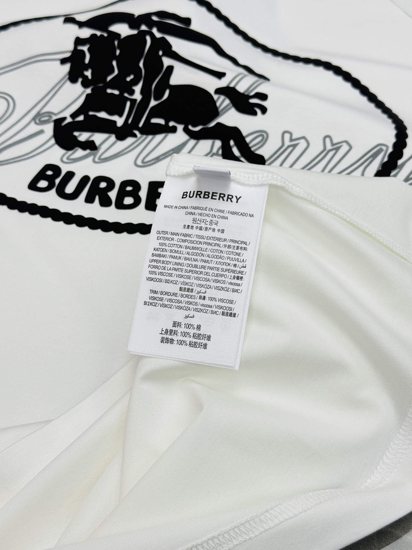 Burberry26s新款骑士印花T恤，采用丝光棉材质，柔软舒适，日常穿着超友好。正面骑士战马.英伦风满满，辨识度超高✨