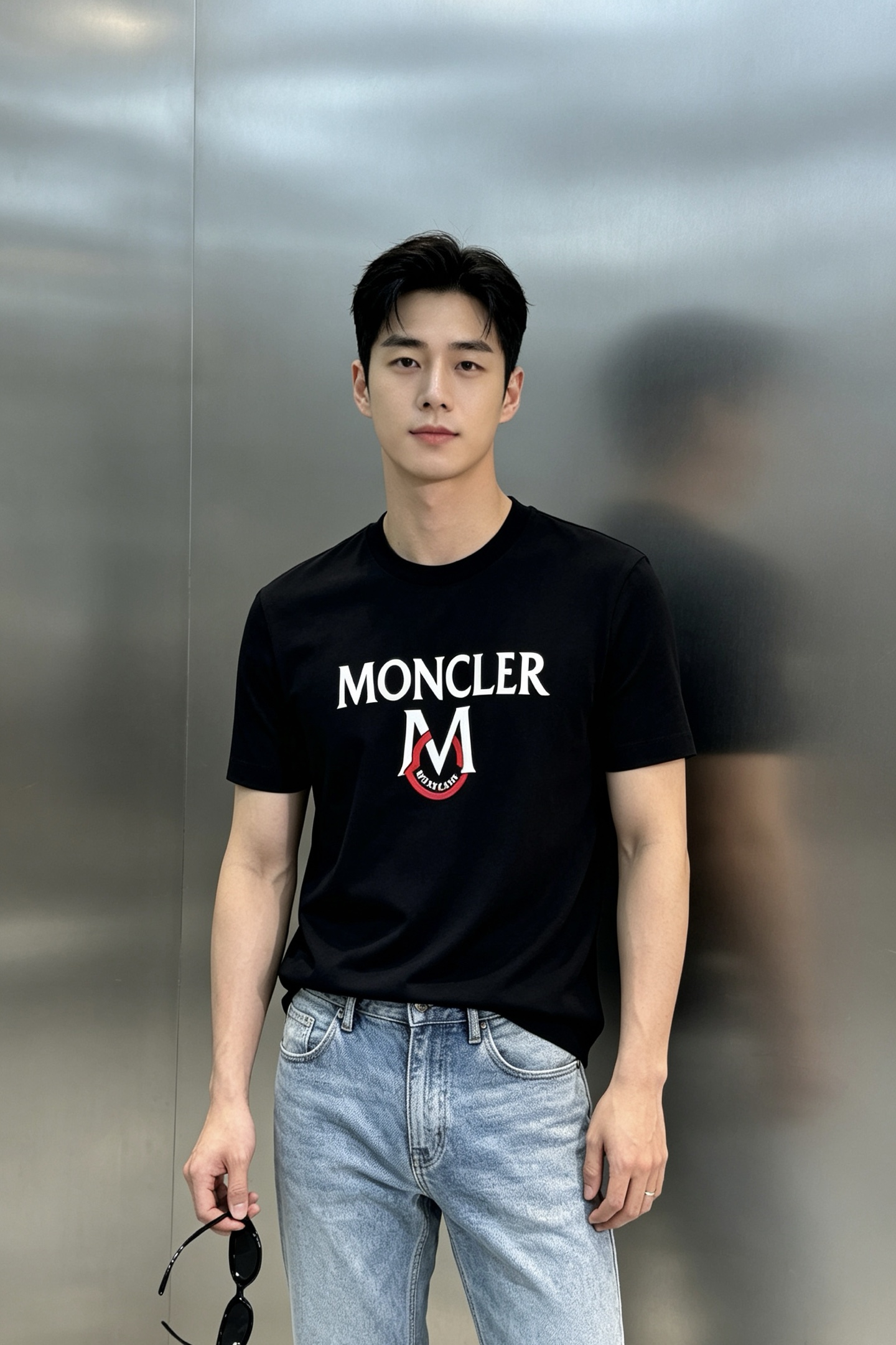 NO:913671,Moncler Mouth Mouth 26s new T-shirt. Selected 200g mercerized cotton fabric. Soft and breathable, super comfortable to wear! The brand letter Momcler logo on the front. Classic style in red, white and black. Simple and recognizable. High-quality material, high-temperature washing, not easy to deform, easy to control in daily casual or street style, it is a must-have item for summer! Color white. Black. Size M-4XL slim fit (XL recommended per pound), Moncler, tees, t-shirt,19860909Moncler蒙口26s新款T恤.优选200g丝光棉面料.柔软透气,穿着超舒适!正面品牌字母Momcler标识.红白黑三色经典造型.简约又有辨识度.高品质材质高温水洗不易变形,日常休闲或街头风都能轻松驾驭,是夏季百搭必备单品!颜色白色.黑色.码数M-4XL修身版型（/斤建议XL）,,Moncler,tees，t-shirt,,Men's clothing