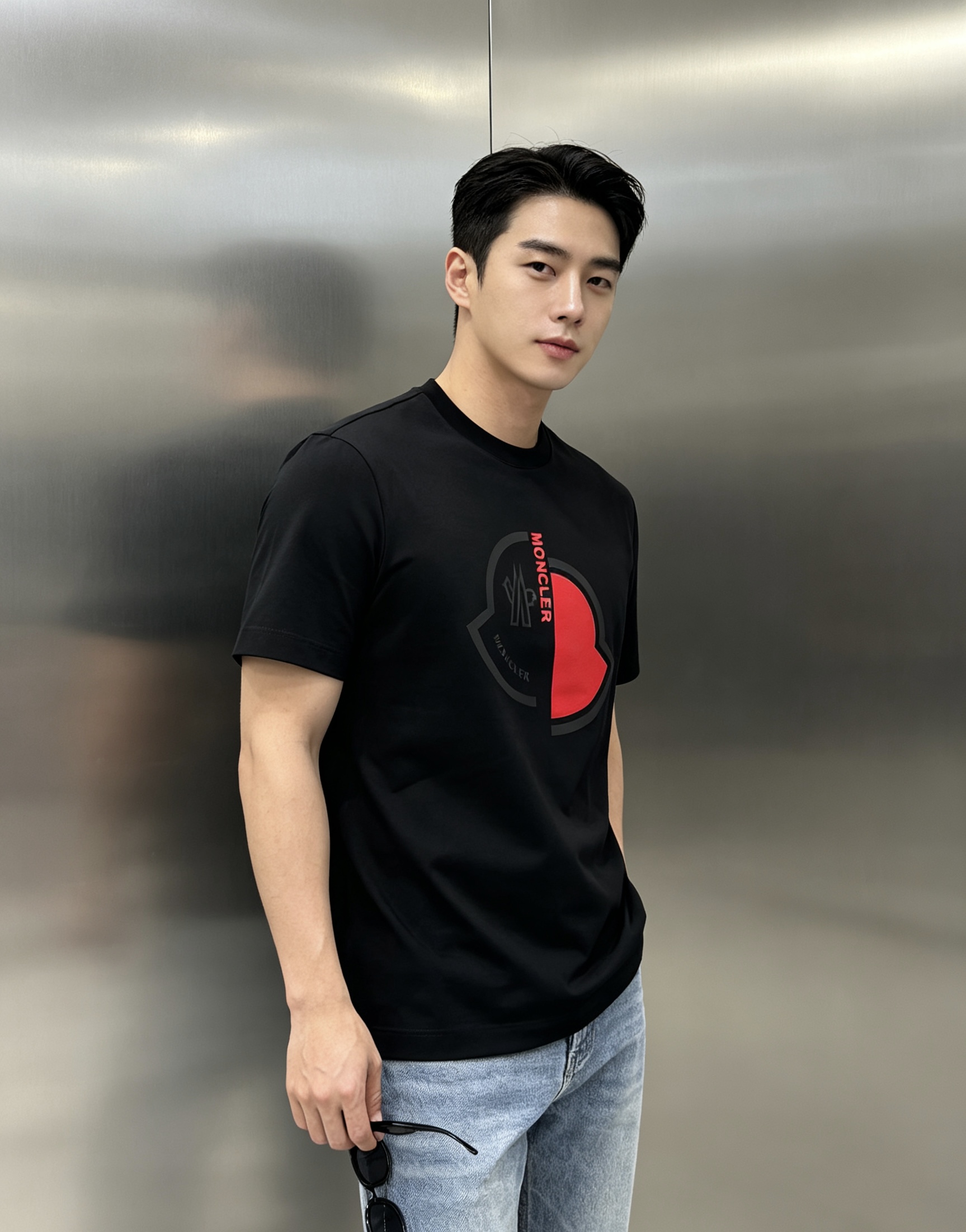 NO:915540,MONCLER 26s new summer round neck short sleeves. The brand graphic LOGO is highly recognizable and super popular!  The classic small hat shape is presented. High-temperature heat transfer process. Made of 200g mercerized cotton. The fabric texture of the entire item is excellent. It is comfortable and breathable, and you will not feel stuffy even in the scorching summer!  !  !  All three standards!  Color White. Black. Size M-4XL slim fit (175/145 pounds recommended XL), Moncler, T-shirt, hats,19860909MONCLER蒙口26s夏季新款圆领短袖.品牌图形LOGO辨识度鲜明超级走心！经典小帽子造型呈现.高温烫画工艺.选用200g丝光棉制成.整件单品的面料质感极佳.着身舒适透气,即便是酷热的夏天也不会有闷热感可言！！！三标齐！颜色白色.黑色.码数M-4XL修身版型（175/145斤建议XL）,,Moncler,T-shirt,hats,,Men's clothing