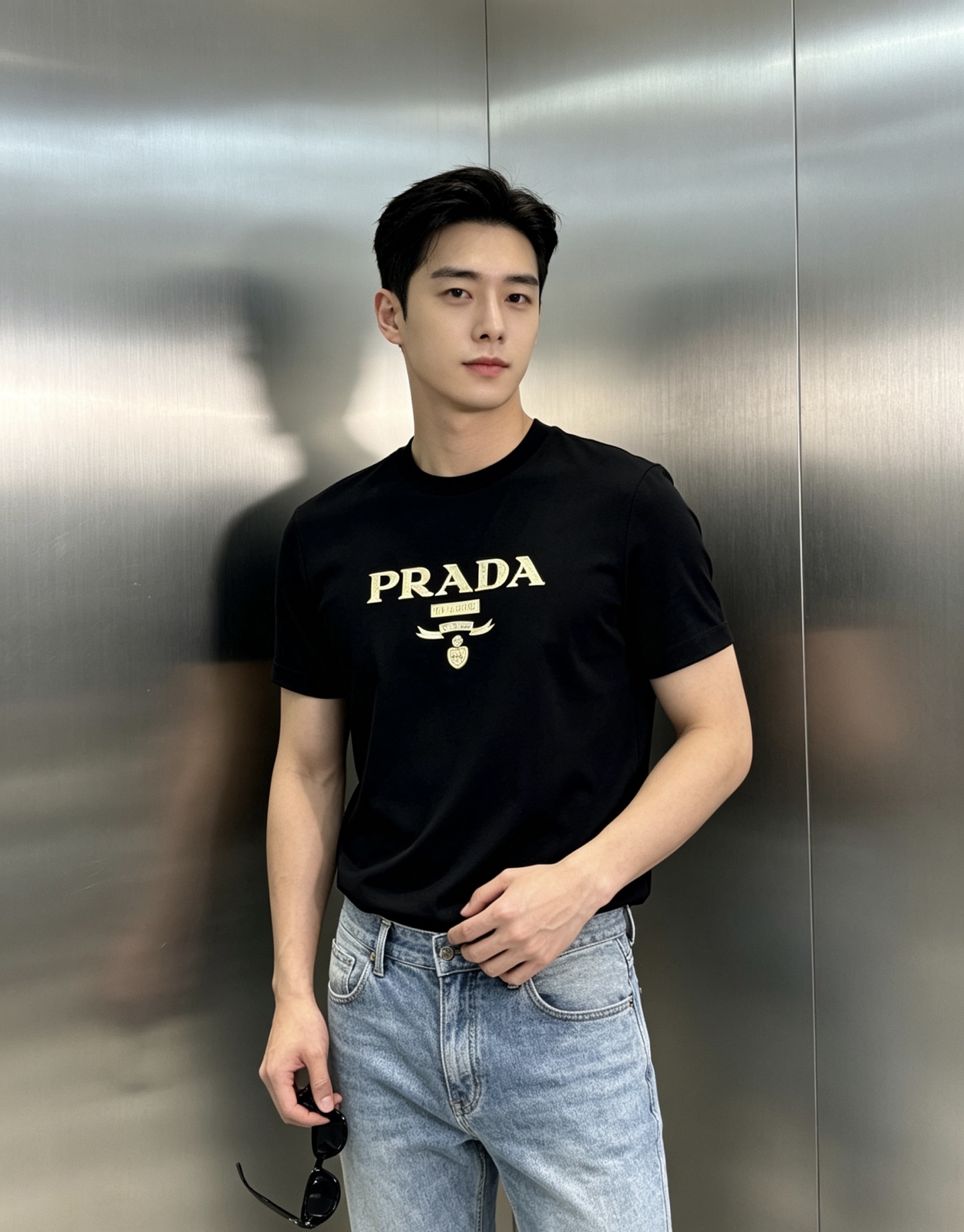 NO:915537,PRADA 26s new spring and summer men's round neck short sleeves. Recommended hot style!  Preferred 200g mercerized cotton fabric. Comfortable, light and drapey!  !  !  Comfortable and non-stick. The classic brand Prada lettering process on the chest. The three-dimensional shape greatly enhances the overall sense of detail. Instantly improves the appearance!  !  !  The color combination is fashionable and elegant. High-temperature three-dimensional heat transfer process. Color black and white. Size M-4XL slim fit (175/145 pounds recommended XL),, prada, prada, T-shirt,19860909PRADA普拉达26s新品春夏男士圆领短袖.爆款推荐！优选200g丝光棉面料.舒适轻薄垂感十足！！！舒爽不沾身..胸前经典品牌Prada字母烫画工艺.立体造型大大提升了整体细节感.瞬间将颜值度拉满！！！色彩搭配时尚大方.高温立体烫画工艺.颜色黑色.白色.码数M-4XL修身版型（175/145斤建议XL）,,prada,prada,T-shirt,,Men's clothing