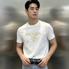 PRADA普拉达26s新品春夏男士圆领短袖.爆款推荐!优选200g丝光棉面料.舒适轻薄垂感十足!!!舒爽不沾身..胸前经 PRADA普拉达26s新品春夏男士圆领短袖.爆款推荐!优选200g丝光棉面料.舒适轻薄垂感十足!!!舒爽不沾身..胸前经