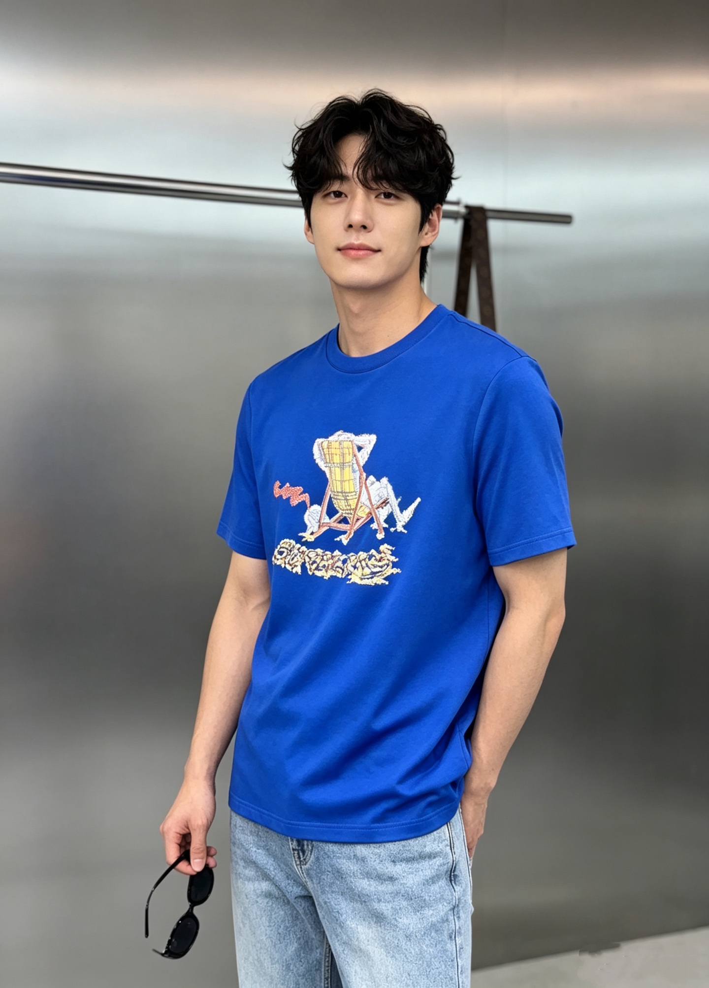 NO:916454,BBR* Burberry 2026s new mercerized cotton T-shirt, with classic Burberry letter graphics on the chest. Three-dimensional heat transfer and double-layer craft three-dimensional heat treatment. Handsome and fashionable, simple and versatile. 190g mercerized cotton fabric is not only crisp and maintains a trendy silhouette, but also comfortable to wear, and the yarn is more delicate, all three standards!  Color black. White. Gray. Colorful blue. Size M-3XL (S and 4XL can be customized) Slim fit!  /145kg recommended XL,,burberry,tees,t-shirt,19860909BBR*巴宝莉2026s新品丝光棉T恤,胸前经典巴宝莉字母图形搭配.立体烫画搭配双层工艺立体烫钻.帅气时尚,简约百搭款.190g丝光棉面料棉 不仅挺括,保持潮流的廓形,又穿着舒适,纱织更细腻,三标齐！颜色黑色.白色.灰色.彩蓝.码数M-3XL（S和4XL可定做）修身版型！/145斤建议XL,,burberry,tees，t-shirt,,Men's clothing