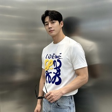 LOEWE春夏丝光棉短袖.西班牙艺术涂鸦美学,手写LOEWE字母+撞色立体Anagram经典图腾,蓝黄撞色活力吸睛,辨识 LOEWE春夏丝光棉短袖.西班牙艺术涂鸦美学,手写LOEWE字母+撞色立体Anagram经典图腾,蓝黄撞色活力吸睛,辨识