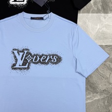 驴牌-LV春夏Lovers喷绘字母修身丝光棉短袖.街头艺术喷绘质感「LV Lovers」标识,颗粒点状晕染边框,复古美式 驴牌-LV春夏Lovers喷绘字母修身丝光棉短袖.街头艺术喷绘质感「LV Lovers」标识,颗粒点状晕染边框,复古美式