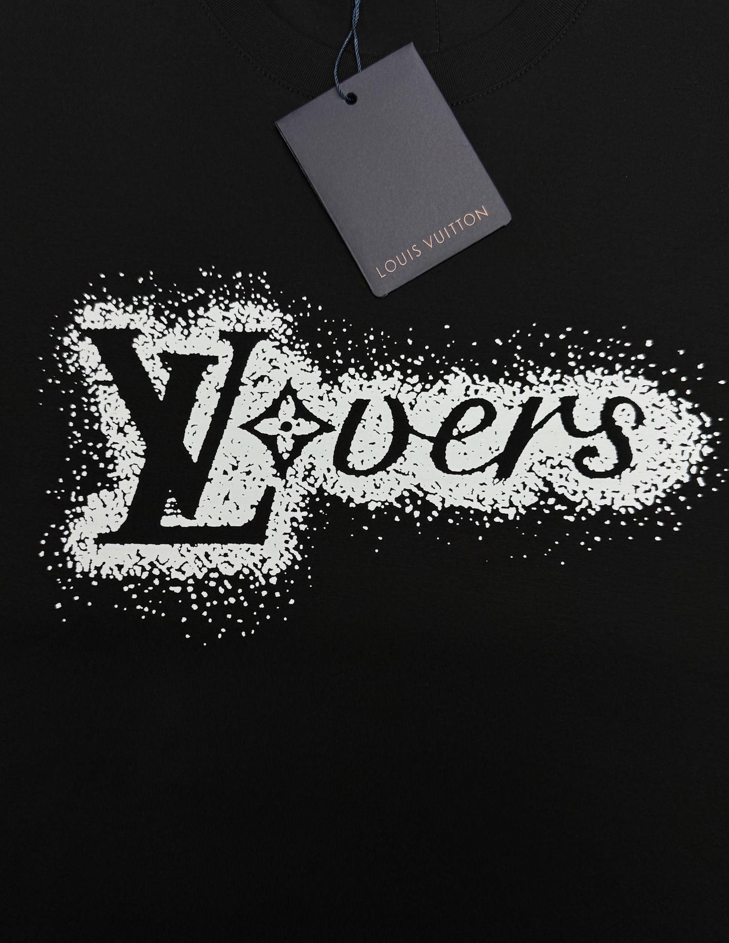 驴牌-LV春夏Lovers喷绘字母修身丝光棉短袖.街头艺术喷绘质感「LV Lovers」标识，颗粒点状晕染边框，复古美式